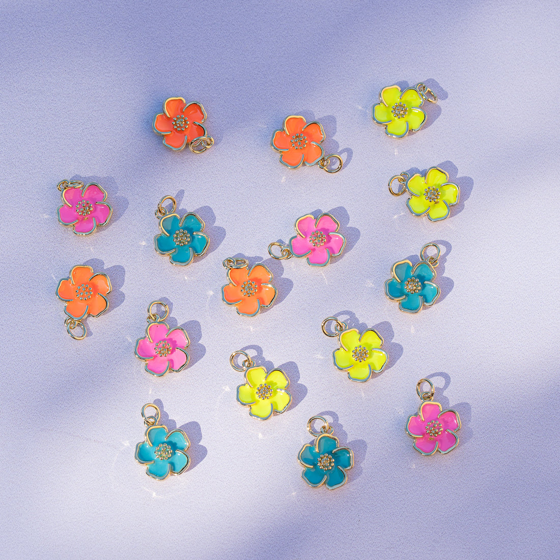 Breloques fleurs émaillées en laiton plaqué or 18K de 13 mm couleurs fluo au choix ( à l&