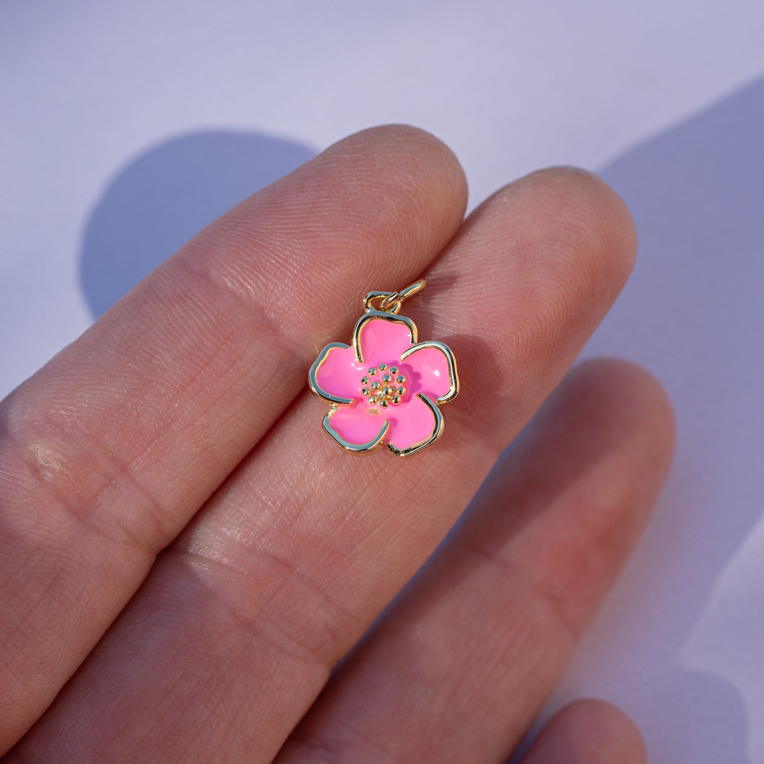 Breloques fleurs émaillées en laiton plaqué or 18K de 13 mm couleurs fluo au choix ( à l&
