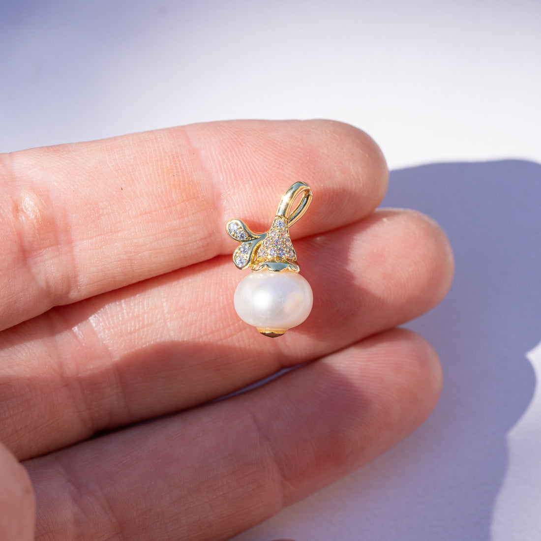Breloques en laiton plaqué or 18k, nacre et zirconium de 18,5 x 8,5 mm ( à l&
