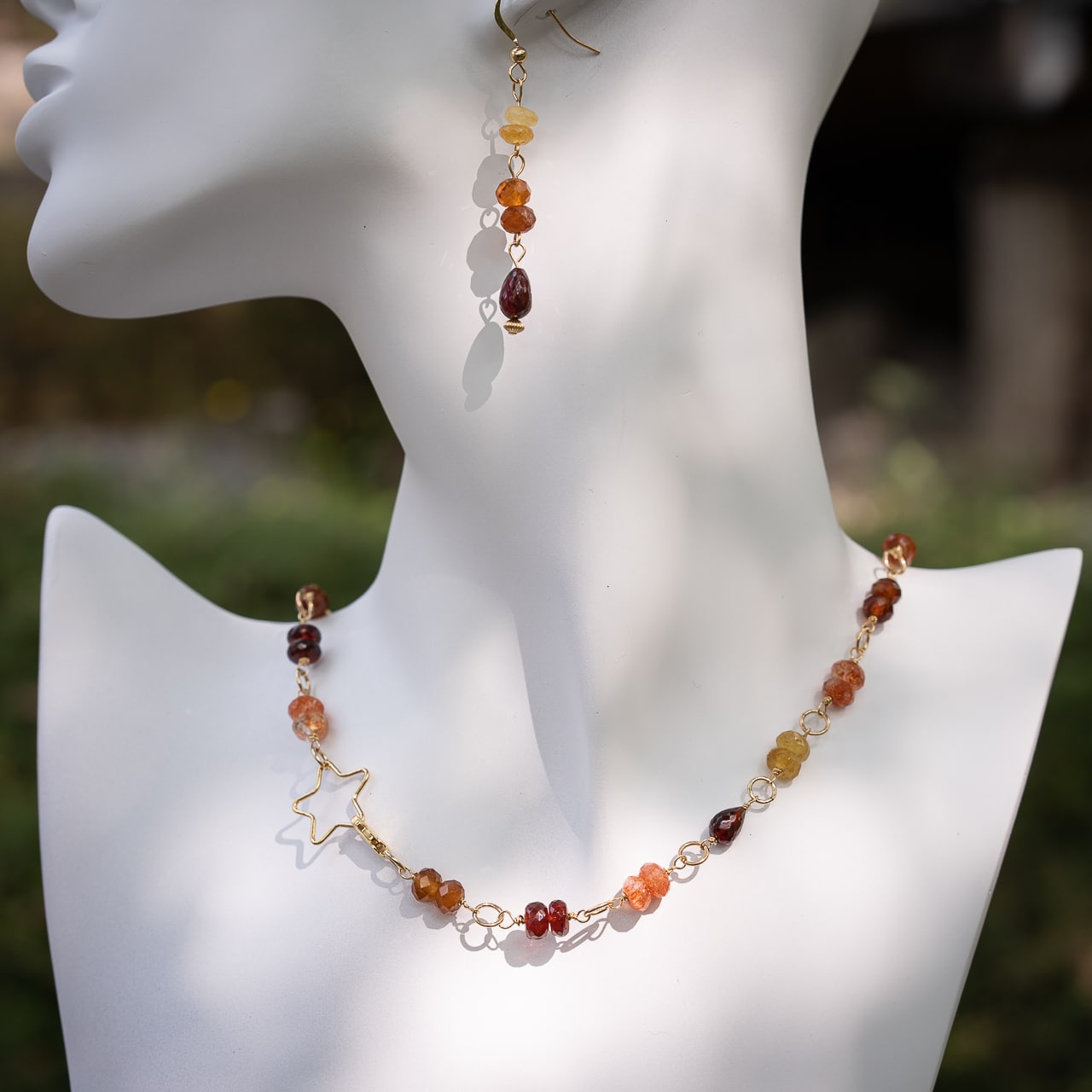 Collier gold filled en Héliodore, pierre de soleil, Grenat almandin et hessonite