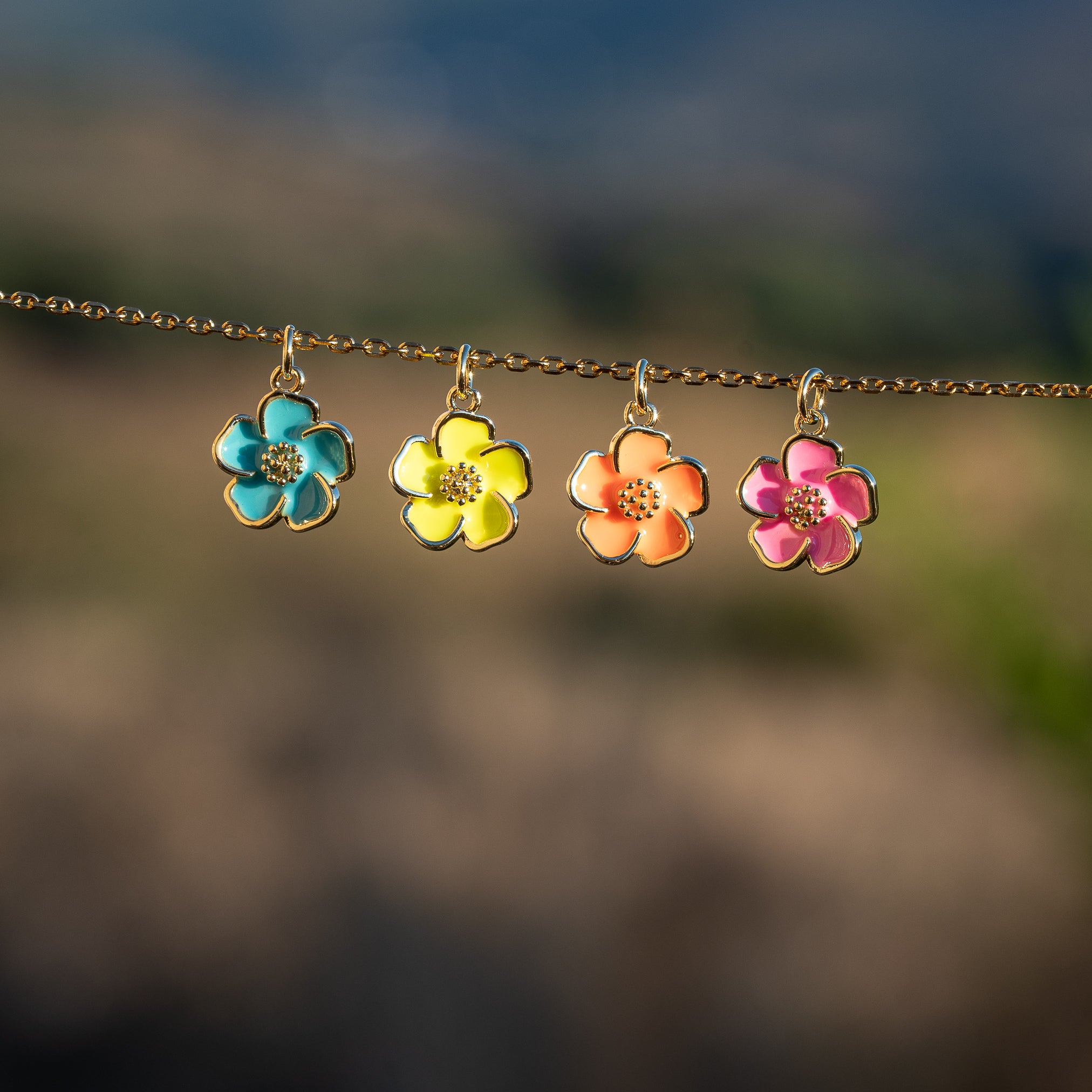 Breloques fleurs émaillées en laiton plaqué or 18K de 13 mm couleurs fluo au choix ( à l&