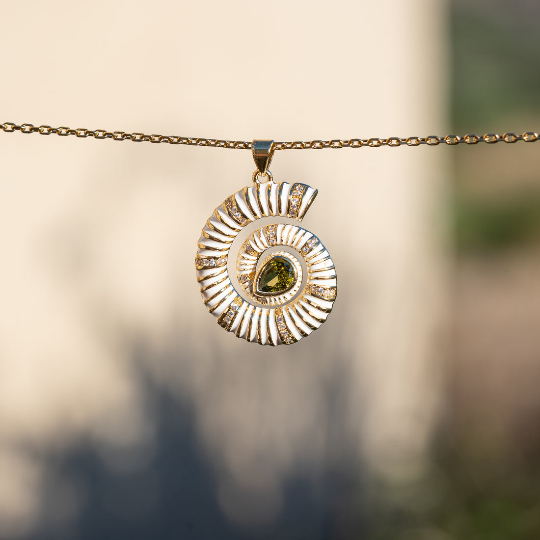 Breloques coquillages émaillées blanc en laiton plaqué or et zirconium vert 18k de 29 mm ( à l&