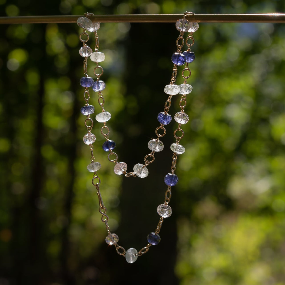 Perles rondelles facettes de Iolite de 6 x 4 mm ( 1/2 rang de env 45 perles )