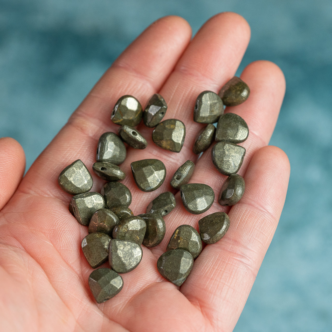 Perles gouttes facettes de Pyrite de 10 mm ( lot de 2 perles )