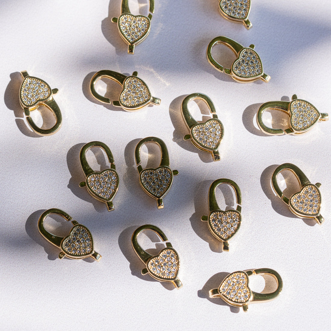 Fermoirs mousqueton coeur en laiton plaqué or 18k et zirconium de 17 mm ( à l&