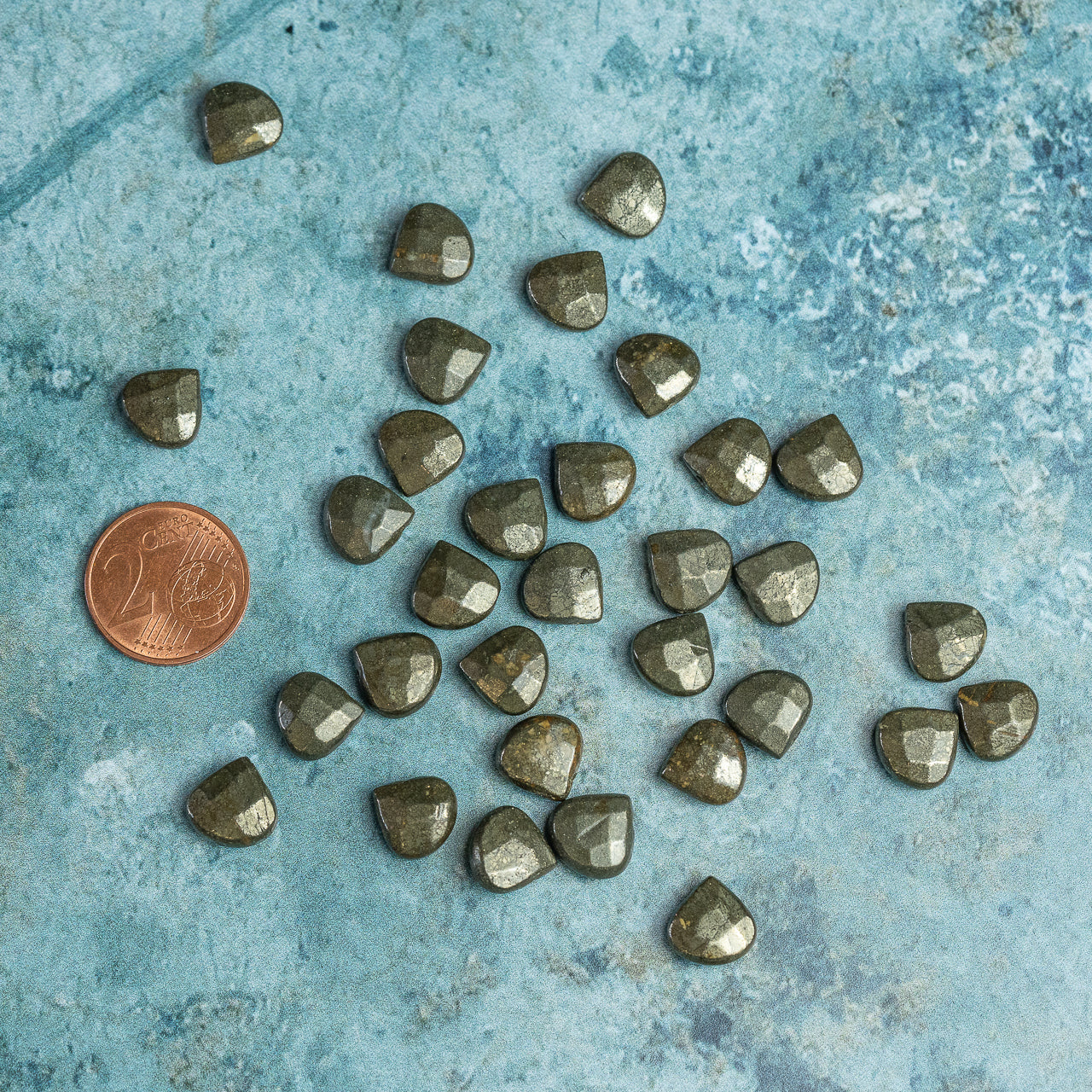 Perles gouttes facettes de Pyrite de 10 mm ( lot de 2 perles )