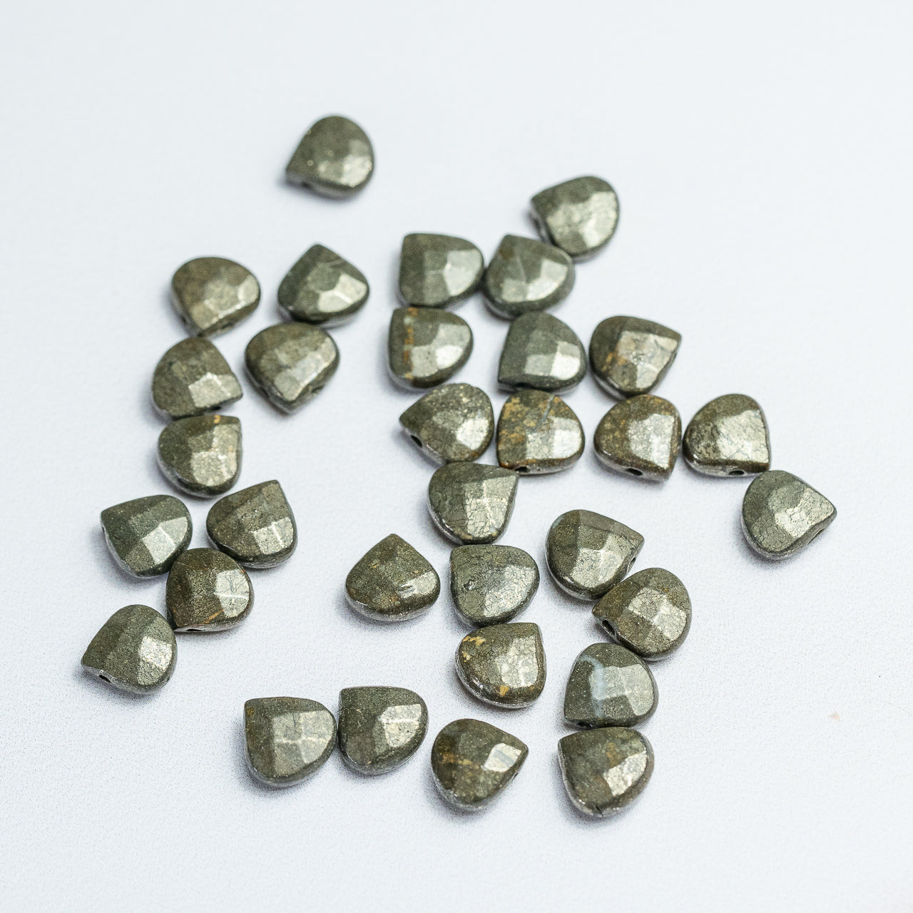 Perles gouttes facettes de Pyrite de 10 mm ( lot de 2 perles )