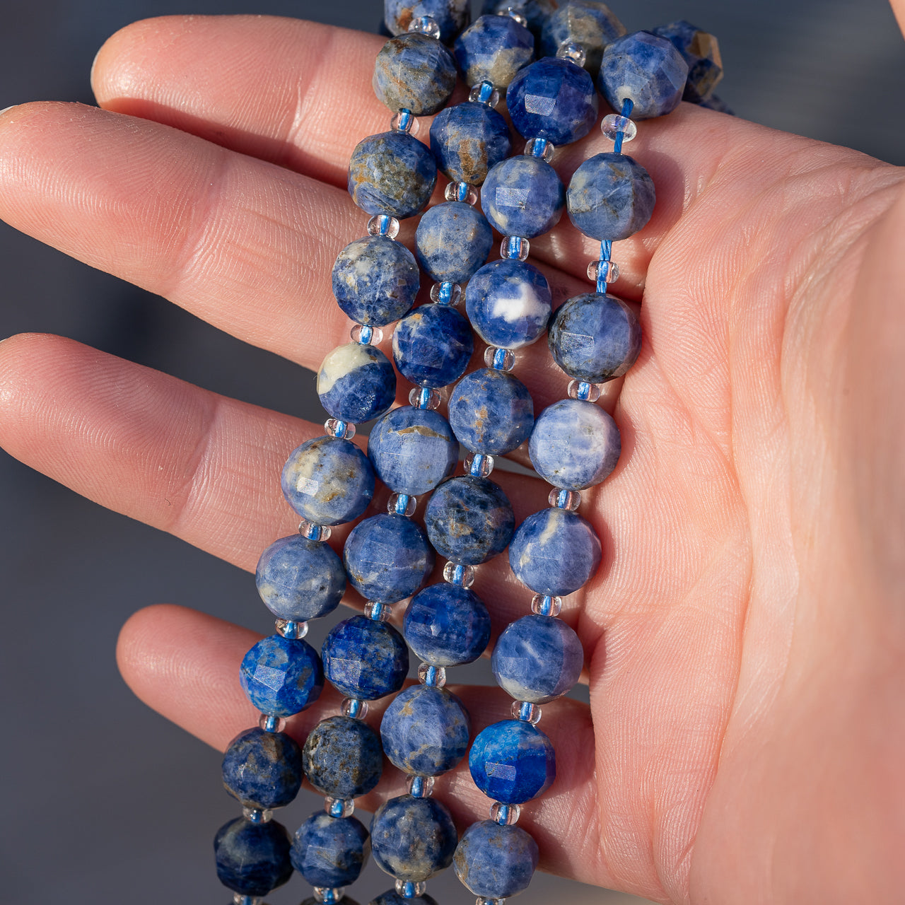 Perles rondes lanternes facettes de Sodalite de 9/10 mm ( lot de 4 perles )