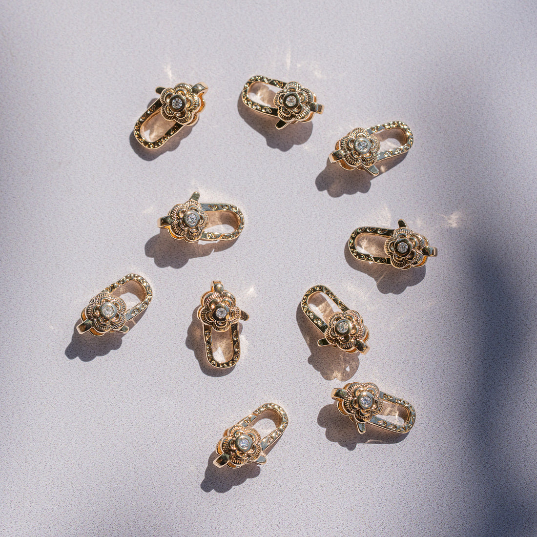 Fermoirs mousqueton fleur en laiton plaqué or 18k et zirconium de 11,5 mm ( à l&