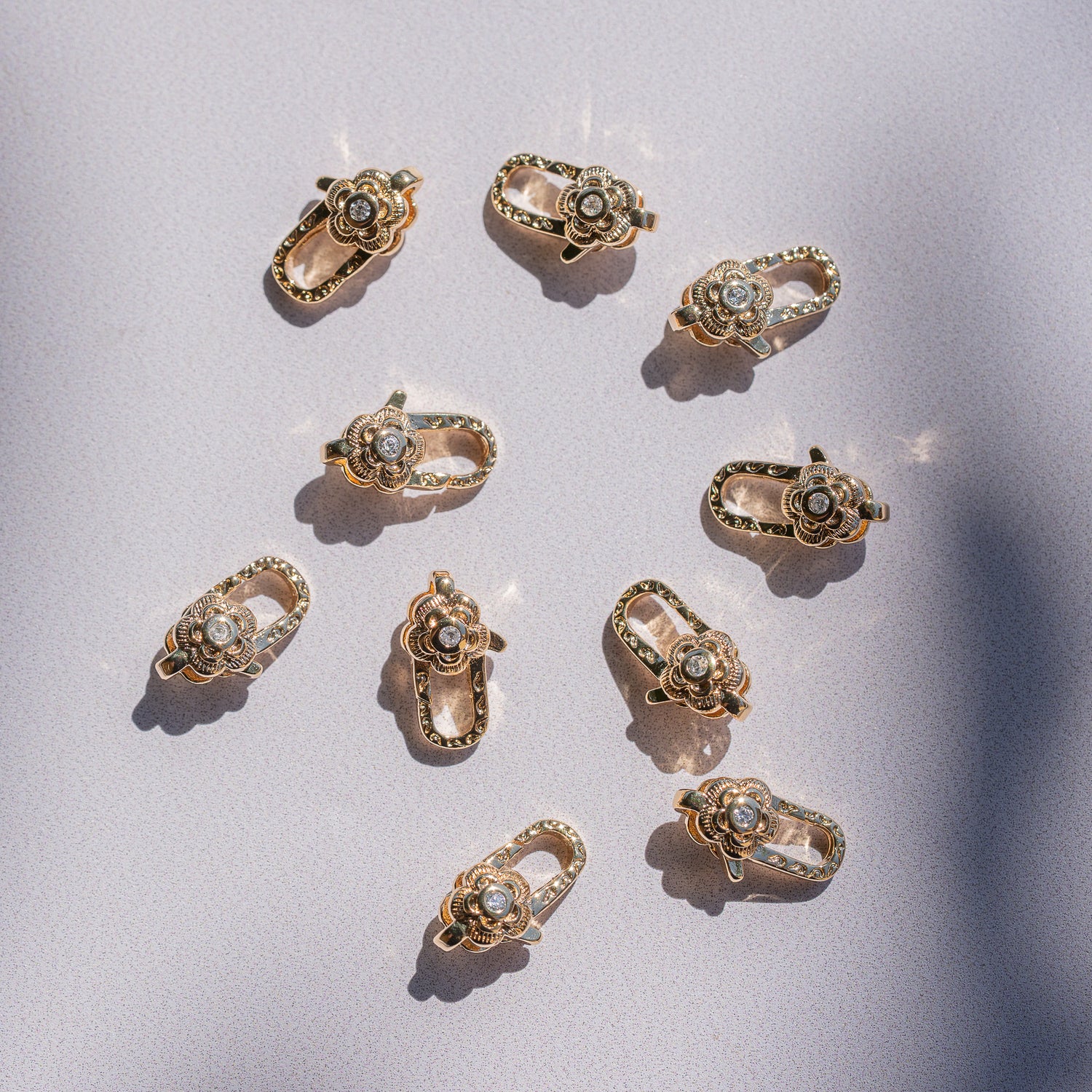 Fermoirs mousqueton fleur en laiton plaqué or 18k et zirconium de 11,5 mm ( à l&