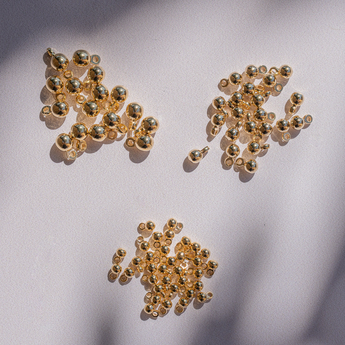 Petites breloques boules en laiton plaqué or 24k de 3 tailles au choix ( lot de 2 )