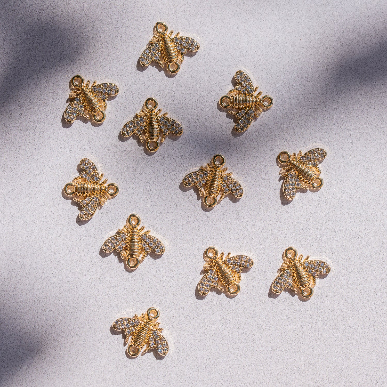Connecteur abeille en laiton plaqué or 18k et zirconium de 13,5 mm ( à l&