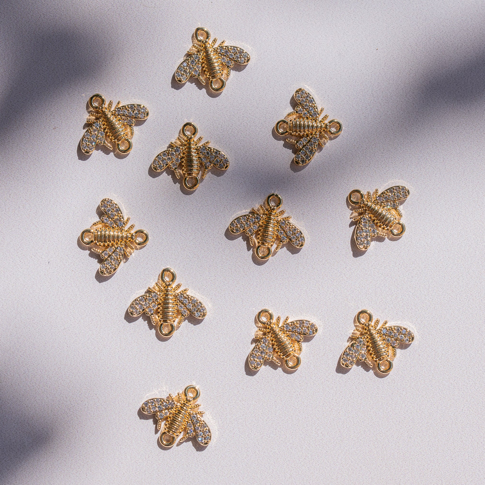 Connecteur abeille en laiton plaqué or 18k et zirconium de 13,5 mm ( à l&