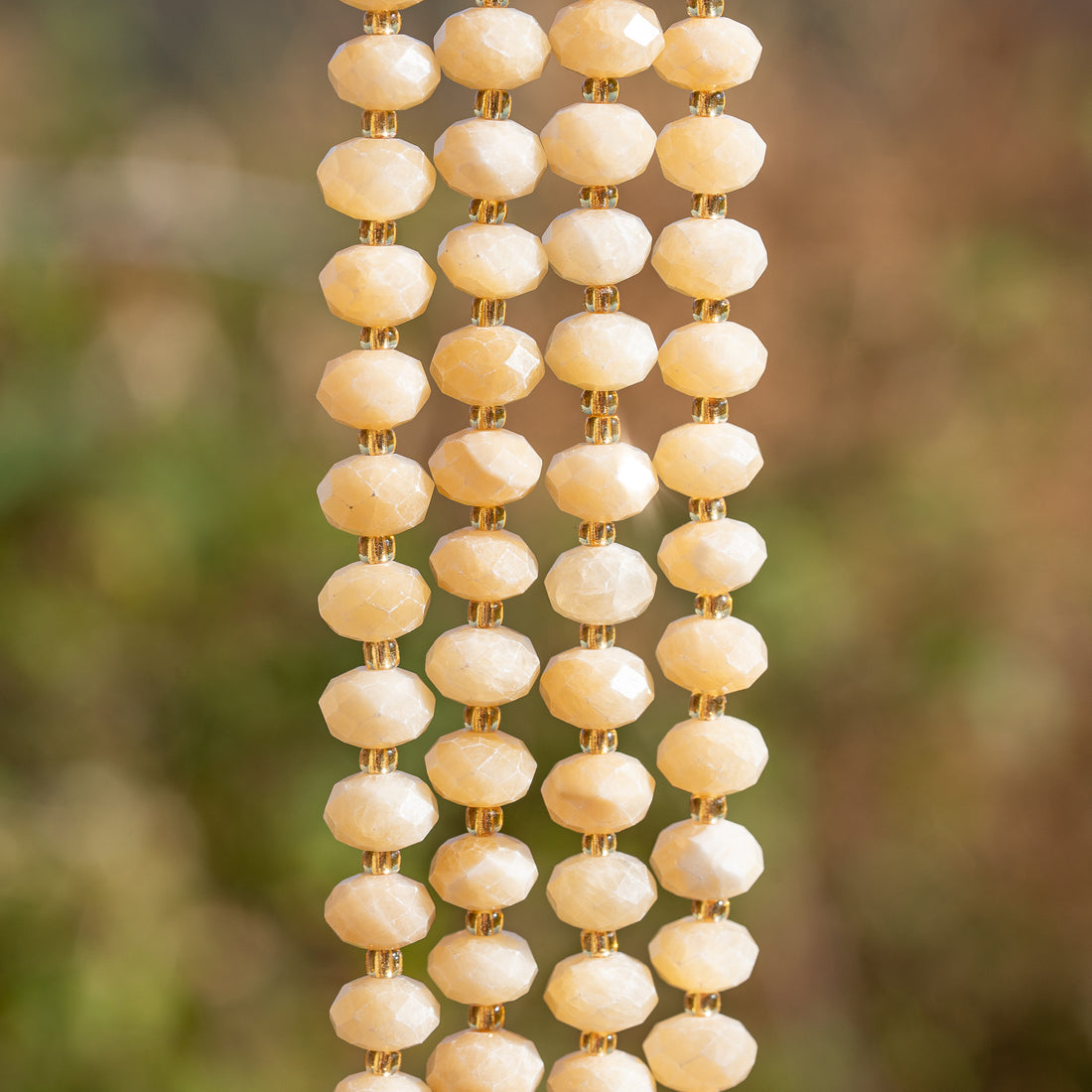 Perles rondelles facettes de Jade jaune de 9 x 6,5 mm ( 1/2 rang de env 23 perles )
