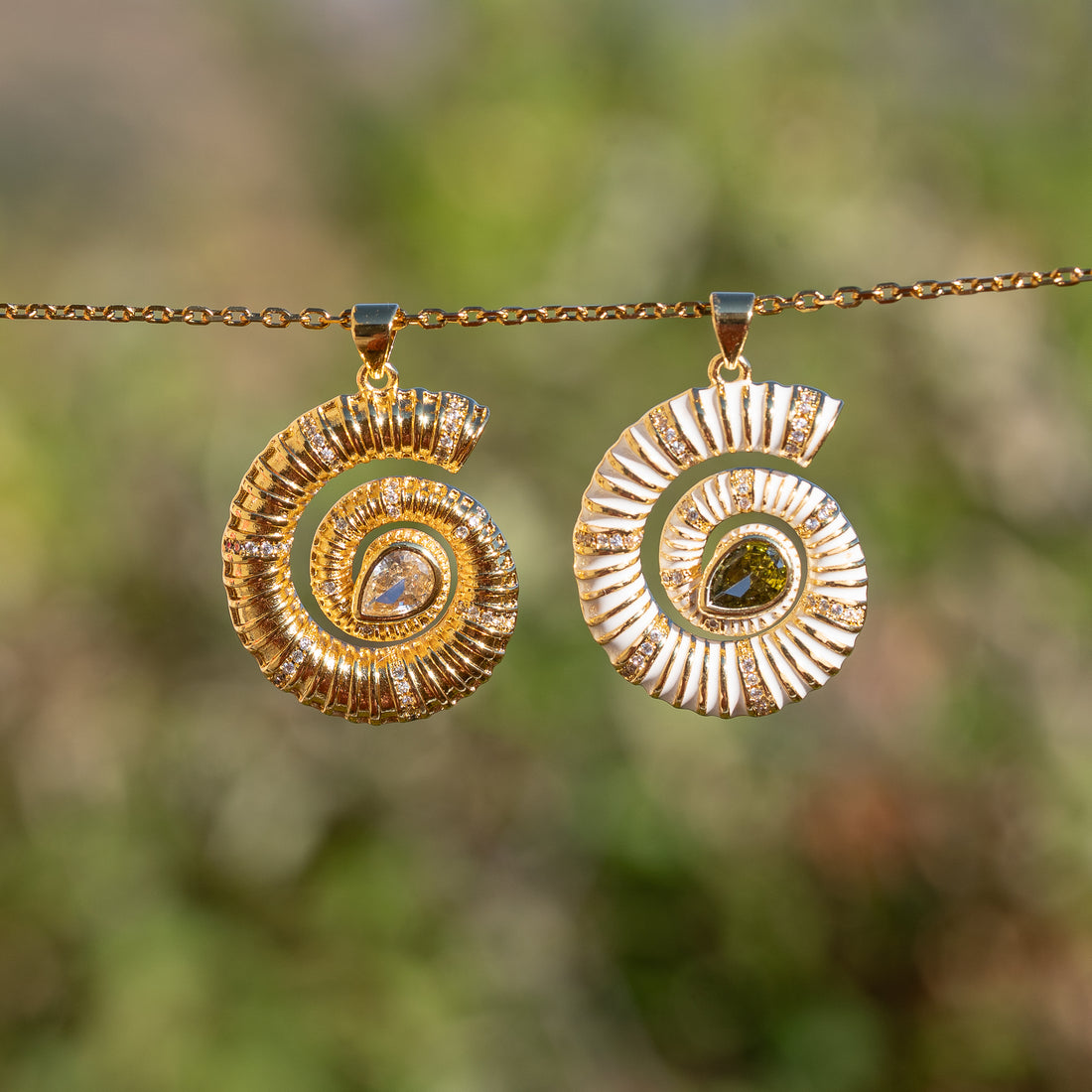 Breloques coquillages en laiton plaqué or 18k et verre de 29 mm ( à l&