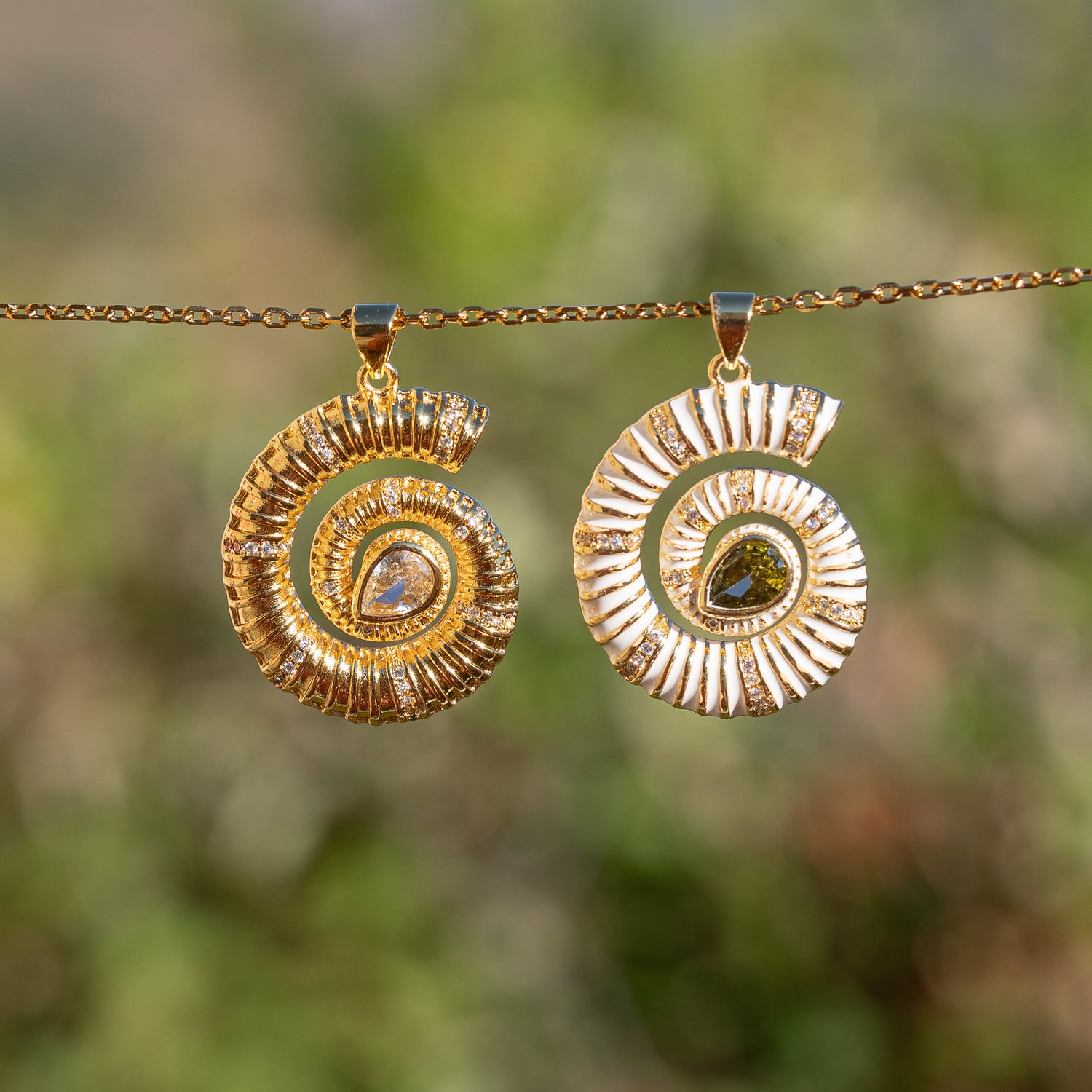 Breloques coquillages en laiton plaqué or 18k et verre de 29 mm ( à l&