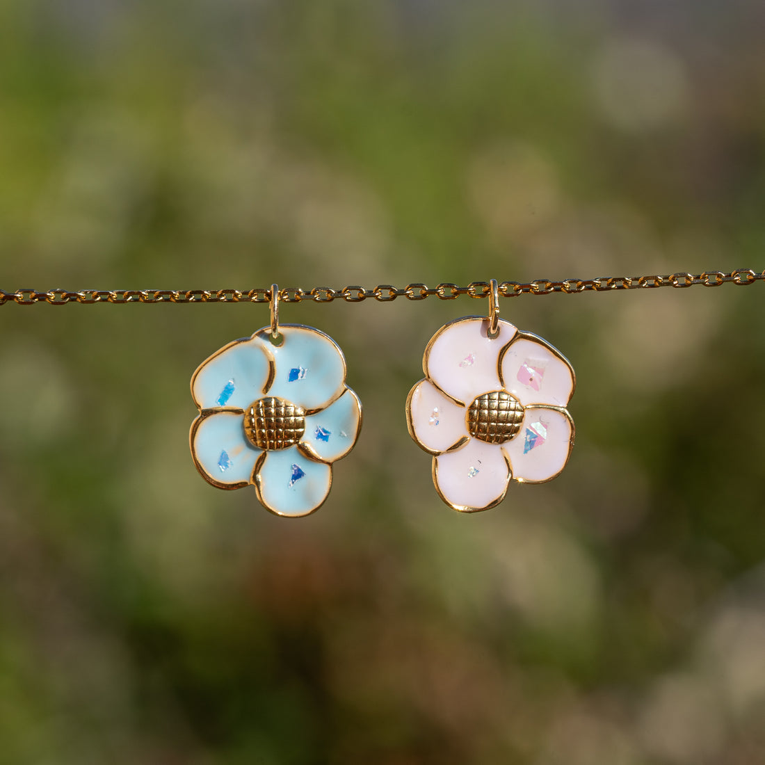Breloques fleurs émaillées en acier inox plaqué or 18K de 18 mm couleur au choix ( à l&