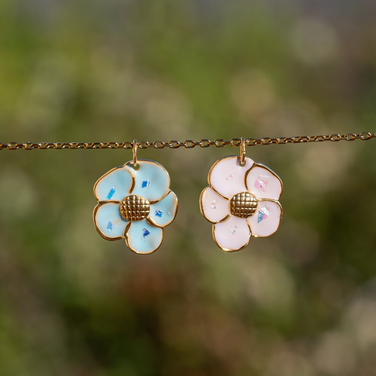 Breloques fleurs émaillées en acier inox plaqué or 18K de 18 mm couleur au choix ( à l&