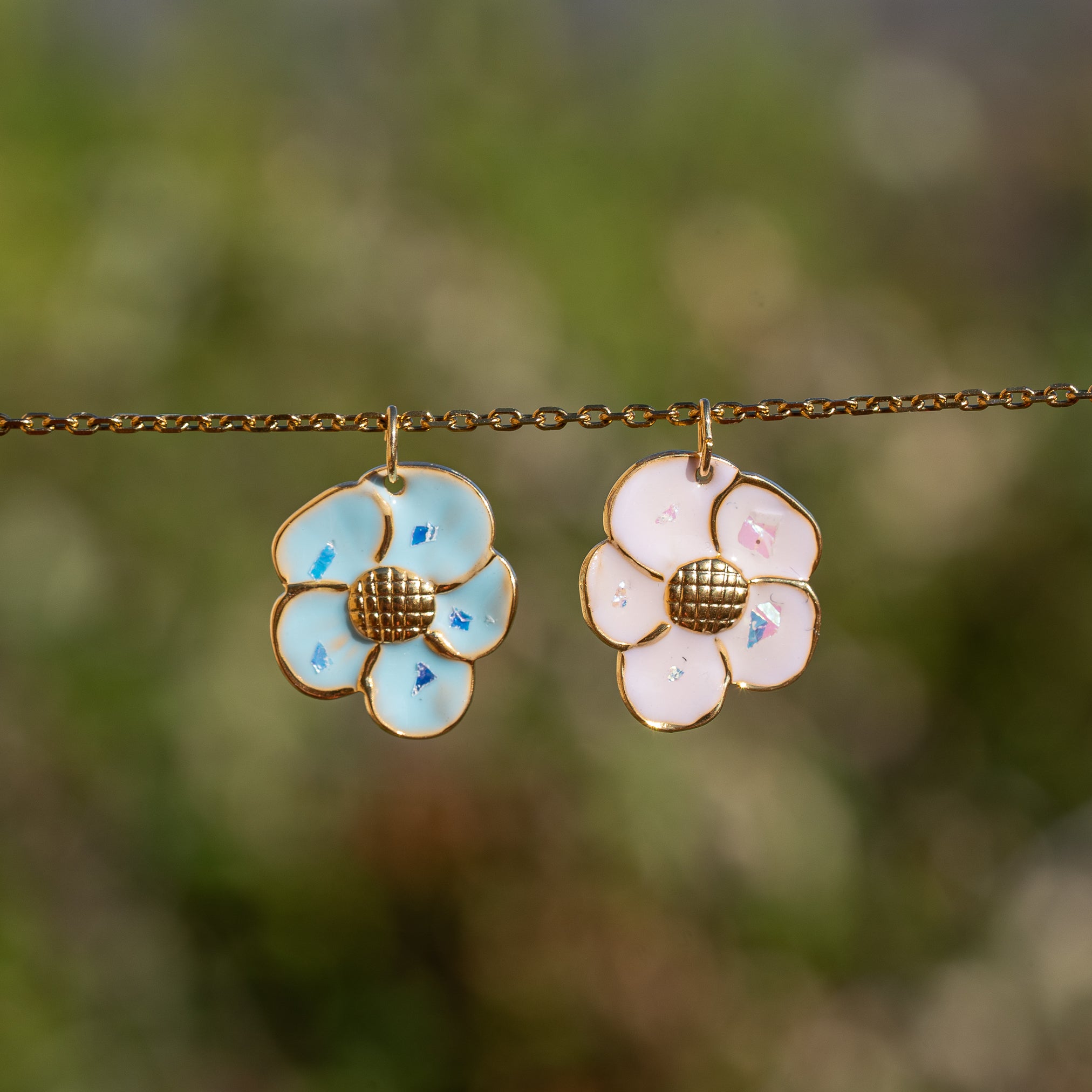 Breloques fleurs émaillées en acier inox plaqué or 18K de 18 mm couleur au choix ( à l&