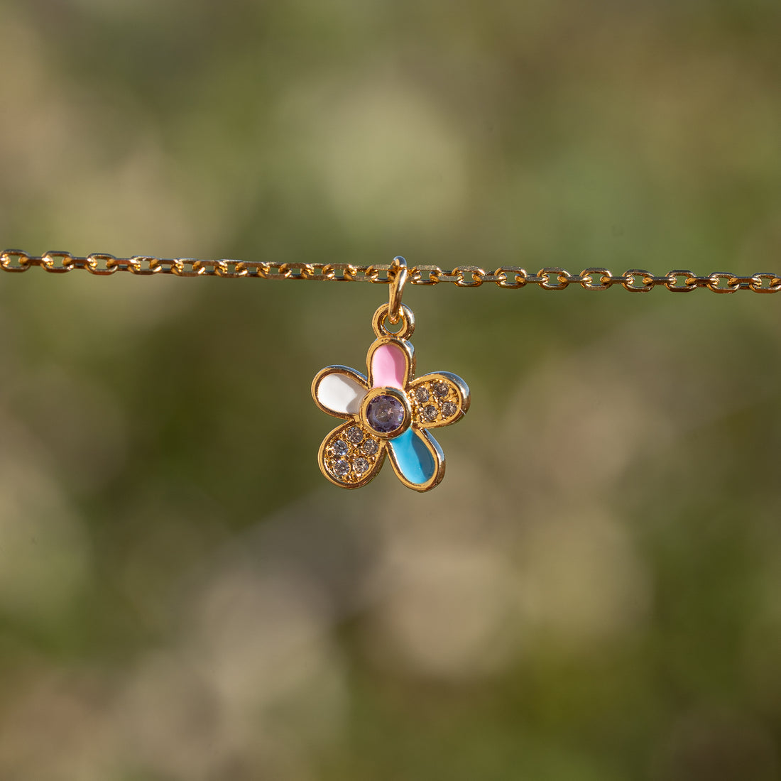 Breloques fleurs émaillées en laiton plaqué or 18K de 12 mm et zirconium ( à l&