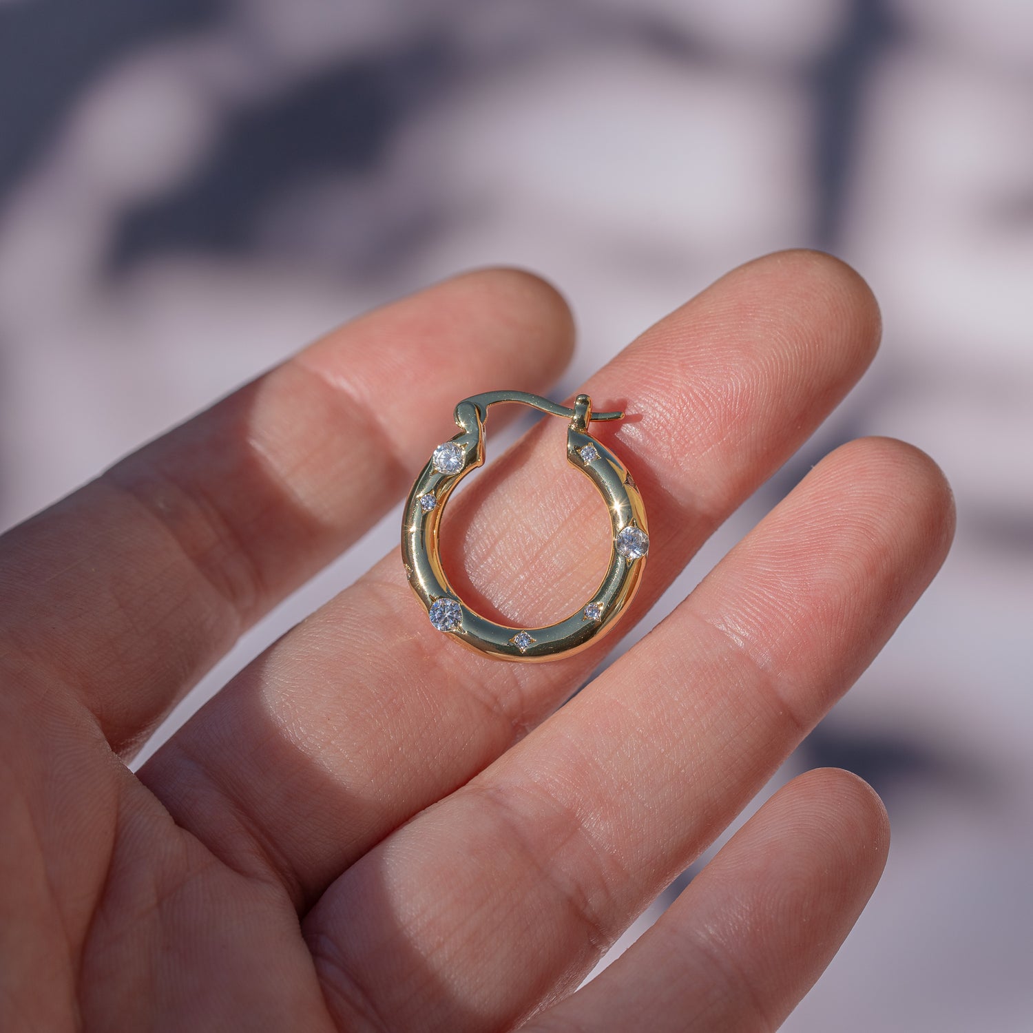 Créoles rondes en laiton plaqué or 18k et zirconium de 22,5 mm ( la paire )