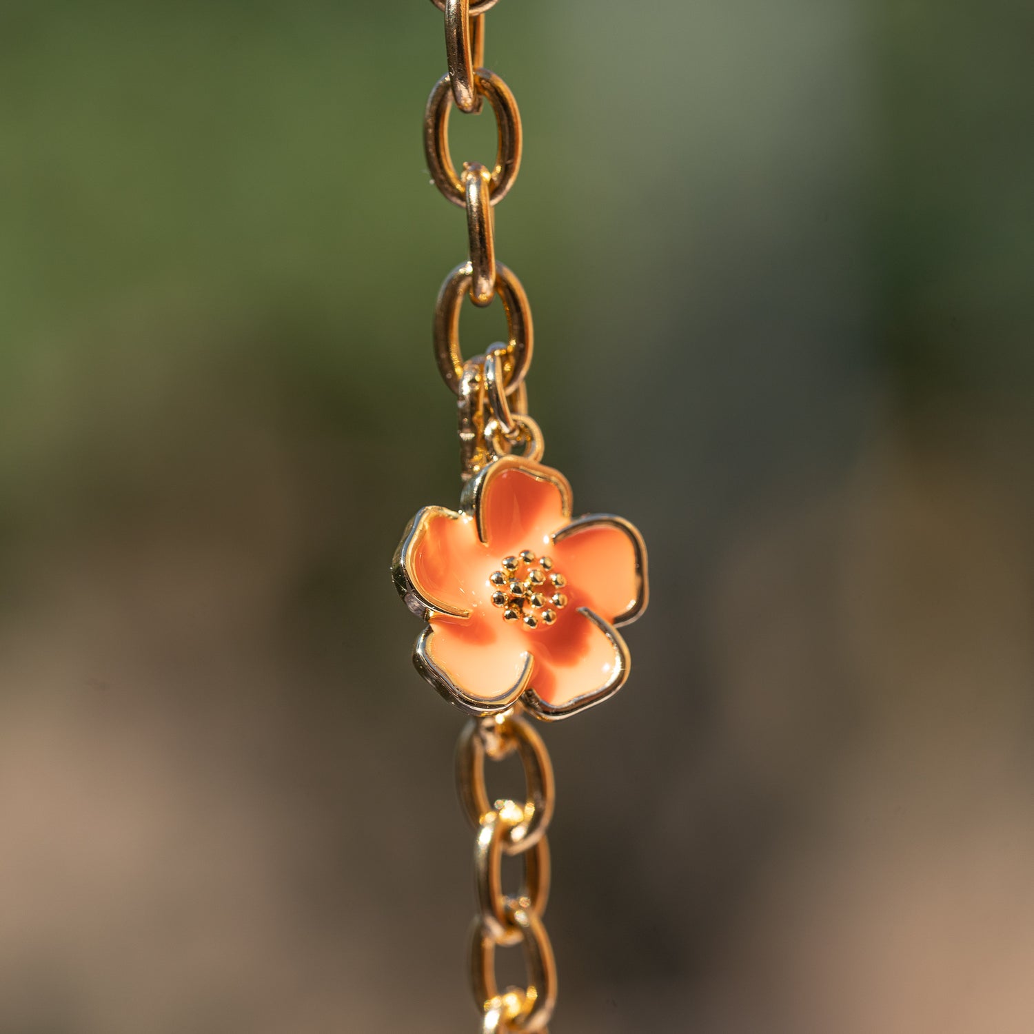 Breloques fleurs émaillées en laiton plaqué or 18K de 13 mm couleurs fluo au choix ( à l&