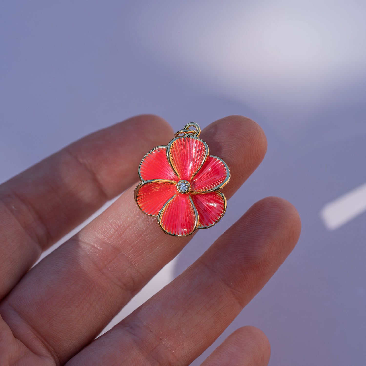 Breloques fleurs émaillées en laiton plaqué or 18K de 20,5 mm et zirconium ( à l&