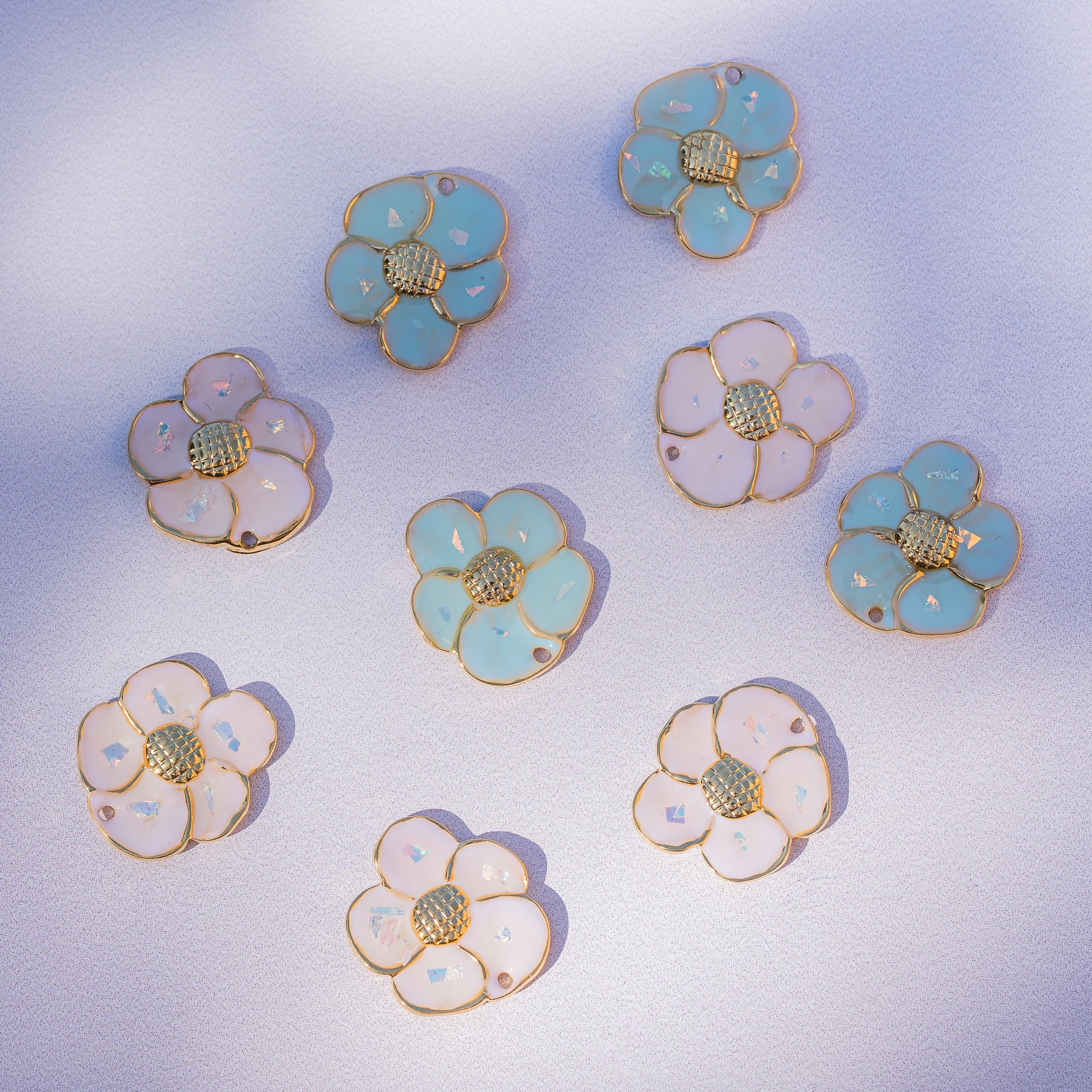 Breloques fleurs émaillées en acier inox plaqué or 18K de 18 mm couleur au choix ( à l&