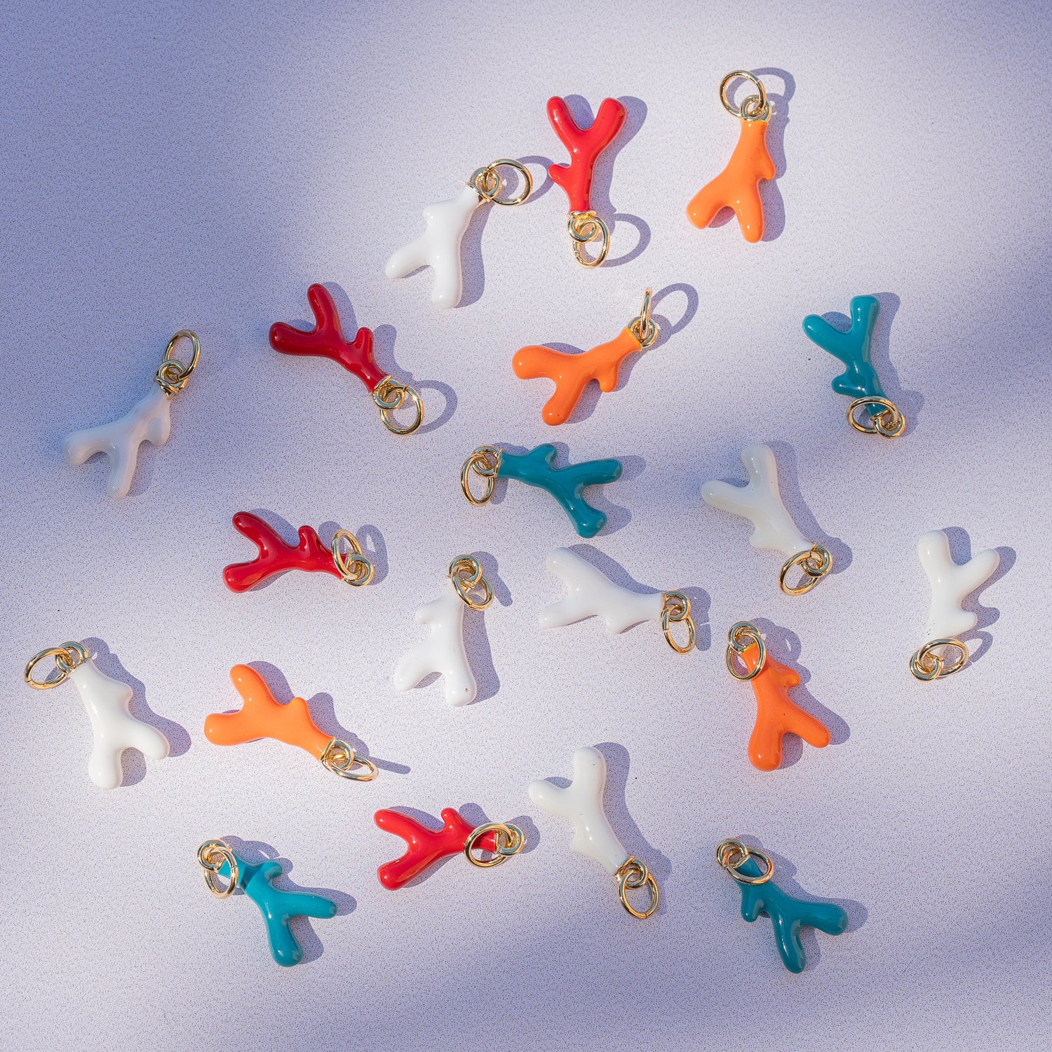 Charms &quot; corail &quot; émaillés en laiton plaqué or 18k de 14 ou 21 mm couleurs au choix ( à l&