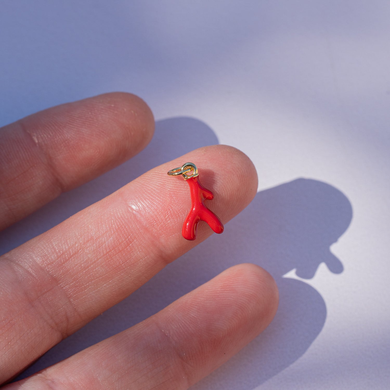 Charms &quot; corail &quot; émaillés en laiton plaqué or 18k de 14 ou 21 mm couleurs au choix ( à l&