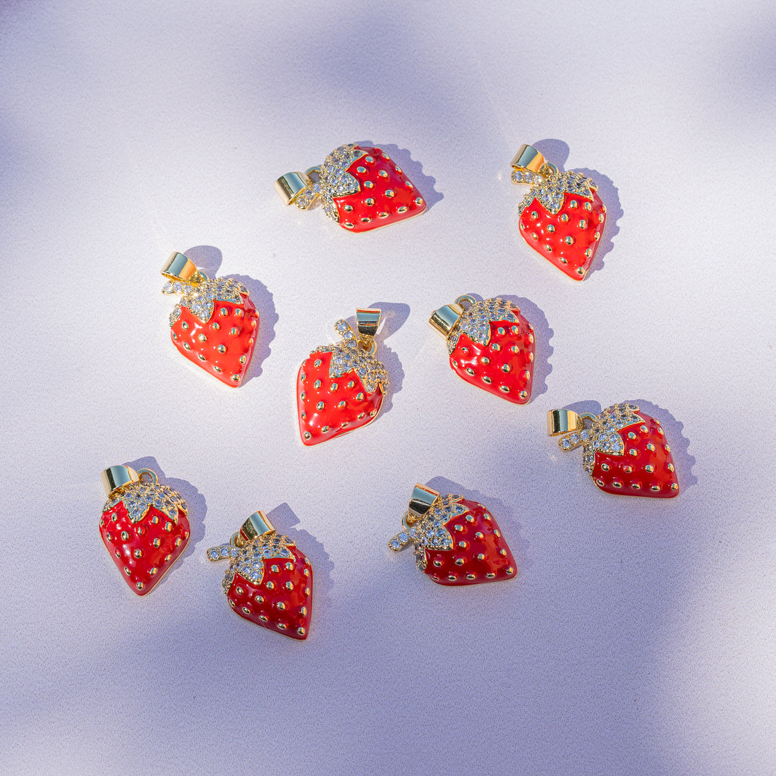 Breloques fraise émaillées en laiton plaqué or et zirconium 18k de 18 mm ( à l&