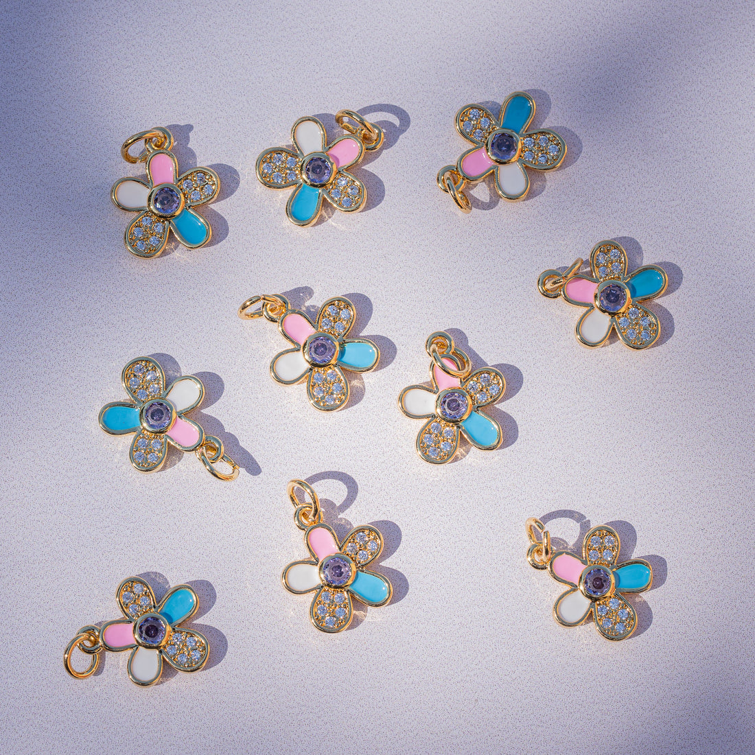 Breloques fleurs émaillées en laiton plaqué or 18K de 12 mm et zirconium ( à l&