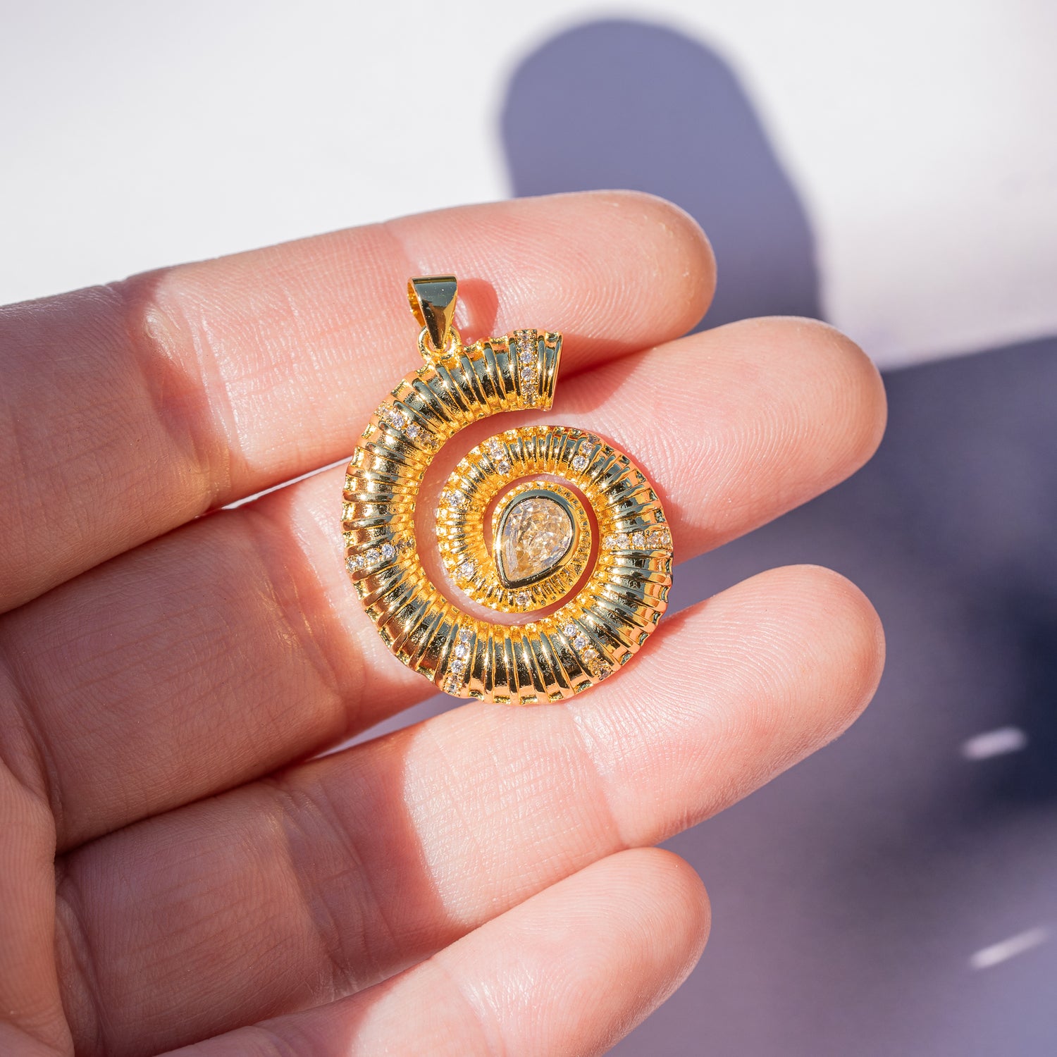 Breloques coquillages en laiton plaqué or 18k et verre de 29 mm ( à l&