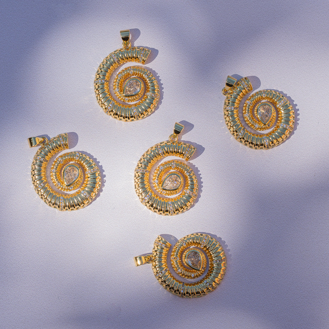 Breloques coquillages en laiton plaqué or 18k et verre de 29 mm ( à l&