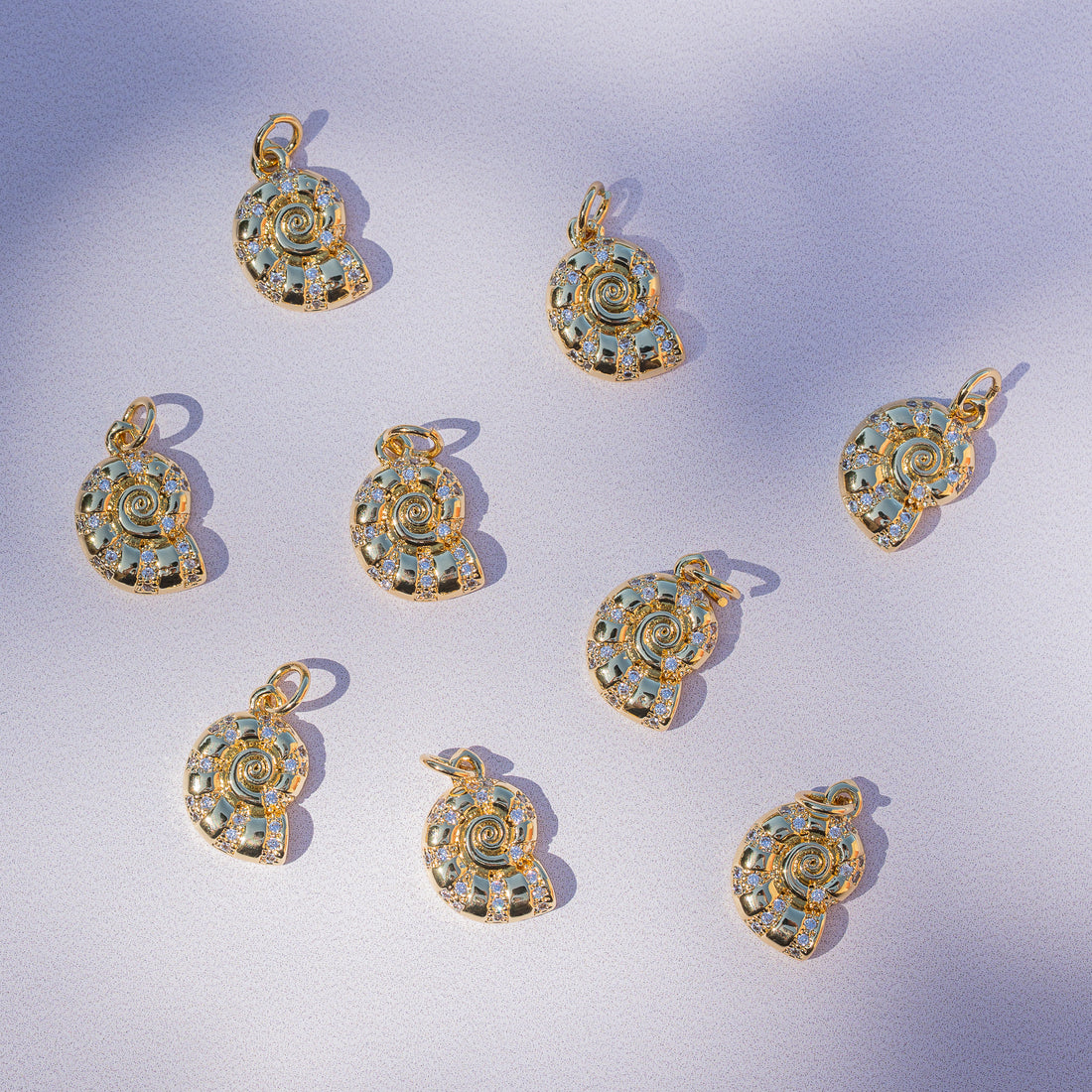 Breloques coquillages en laiton plaqué or et zirconium 18k de 15,5 mm ( à l&