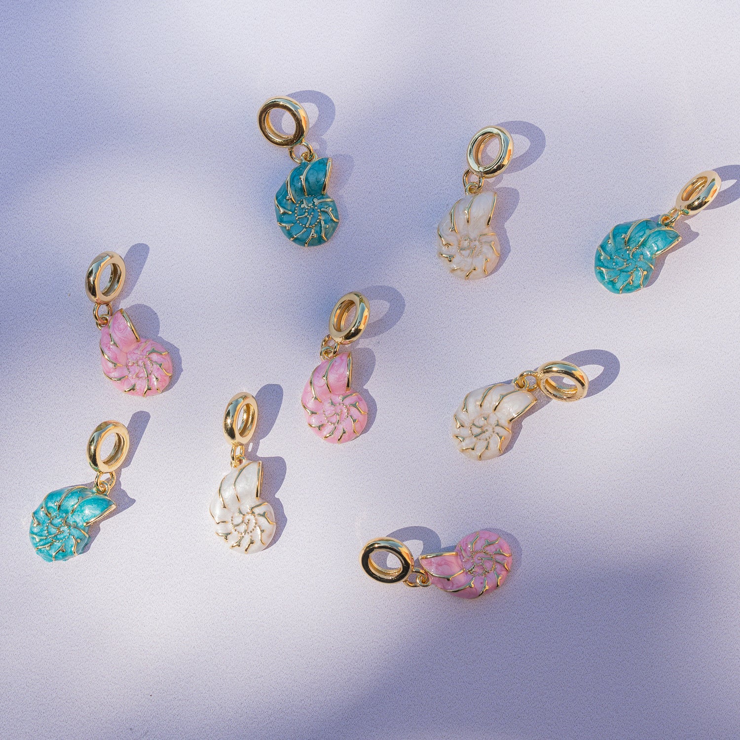 Breloques coquillages émaillées en laiton plaqué or 18k de 27,5 mm au choix ( à l&