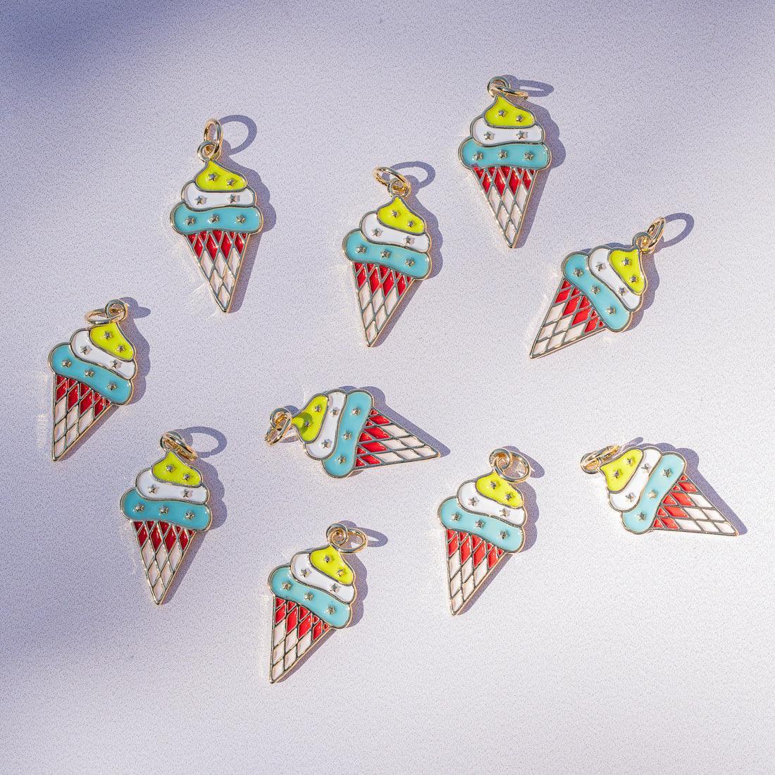 Breloques cornet de glace émaillées en laiton plaqué or 18K de 22,5 mm ( à l&