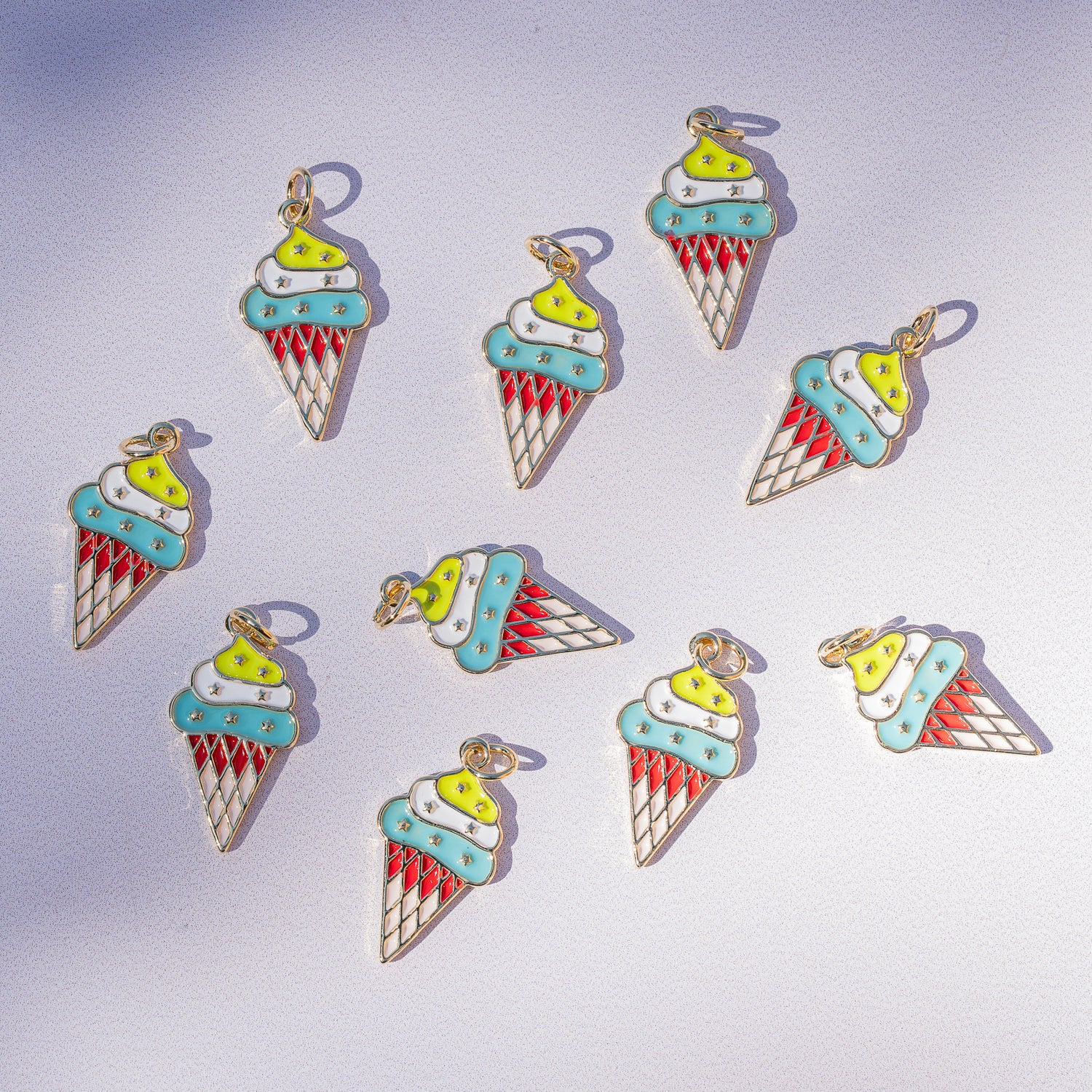 Breloques cornet de glace émaillées en laiton plaqué or 18K de 22,5 mm ( à l&