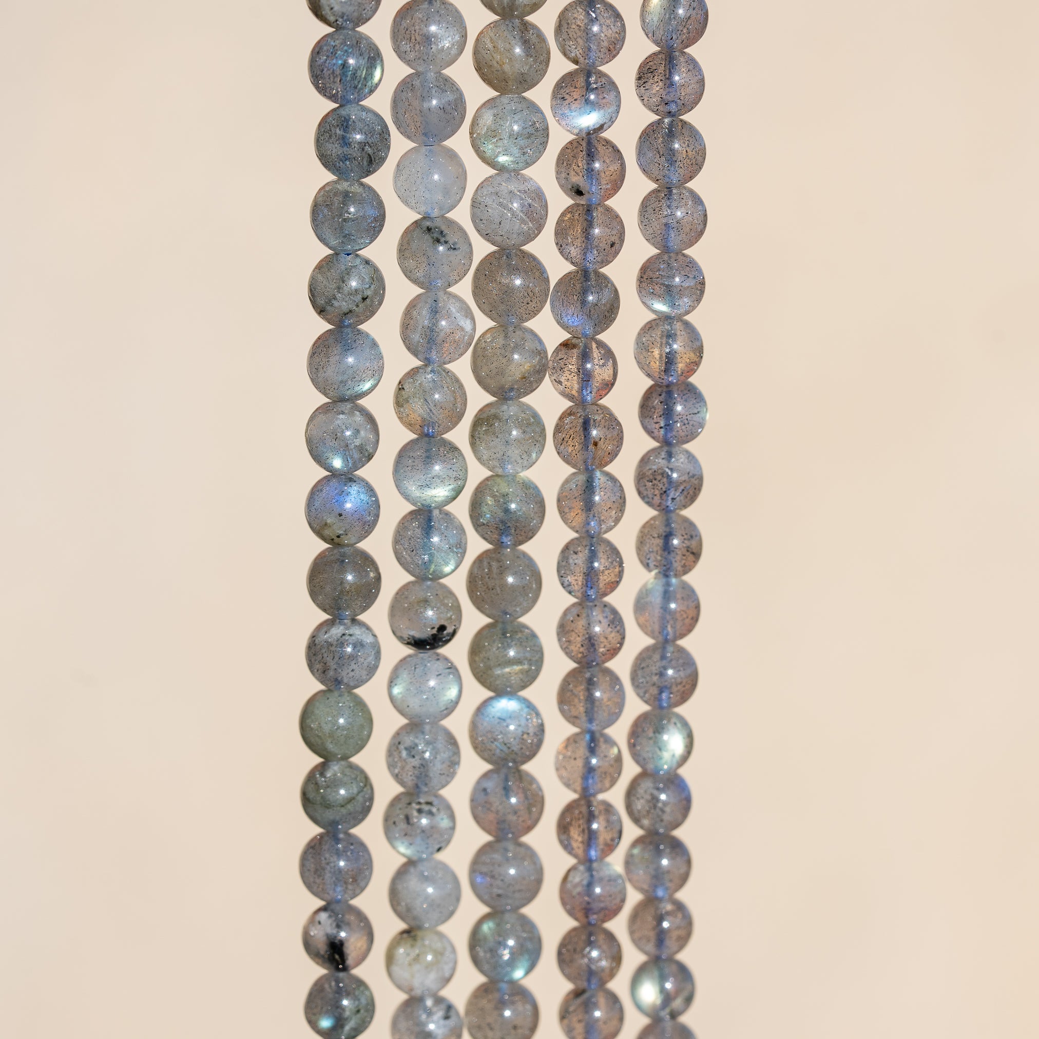 Perles rondes lisses de Labradorite de 5,5/6 mm ( rang de env 68/62 perles )