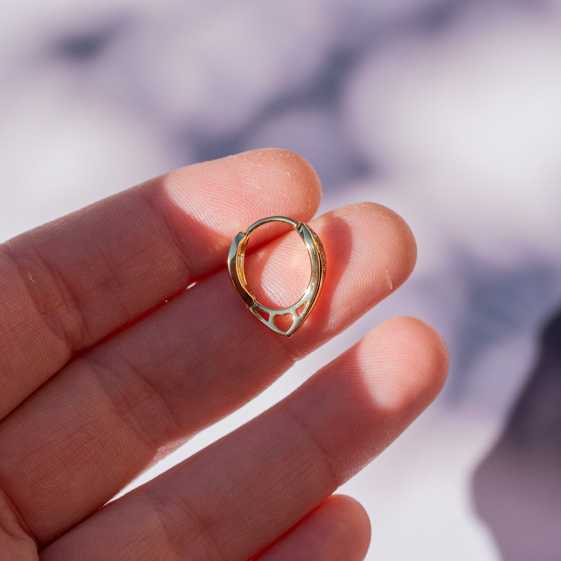 Créoles filigranées coeur en laiton plaqué or 18k et zirconium de 17 mm ( la paire )