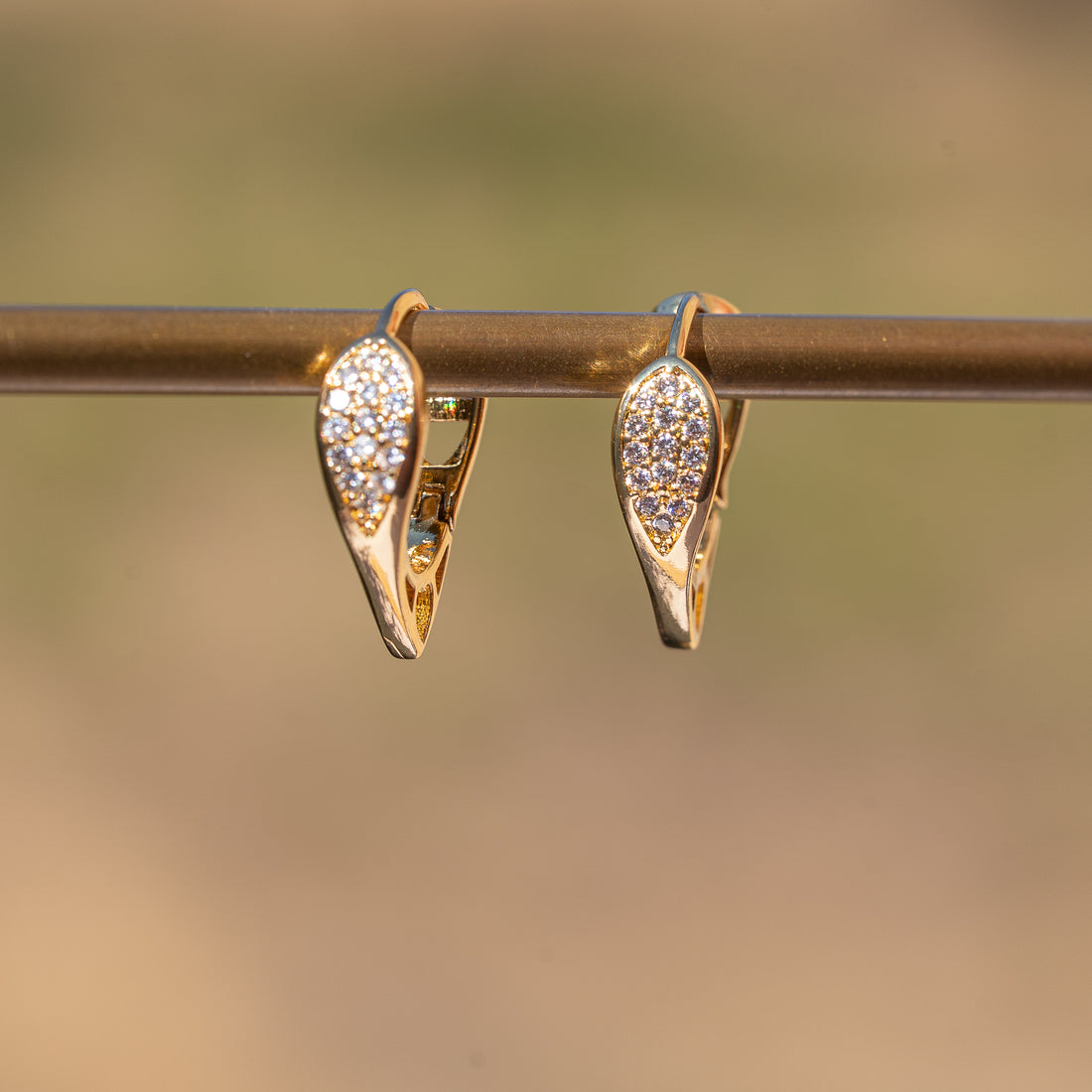 Créoles filigranées coeur en laiton plaqué or 18k et zirconium de 17 mm ( la paire )
