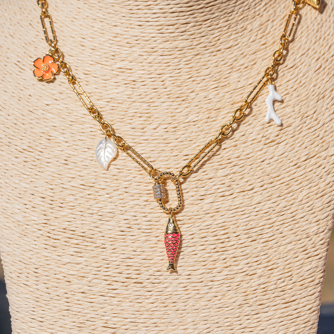 Charms &quot; corail &quot; émaillés en laiton plaqué or 18k de 14 ou 21 mm couleurs au choix ( à l&