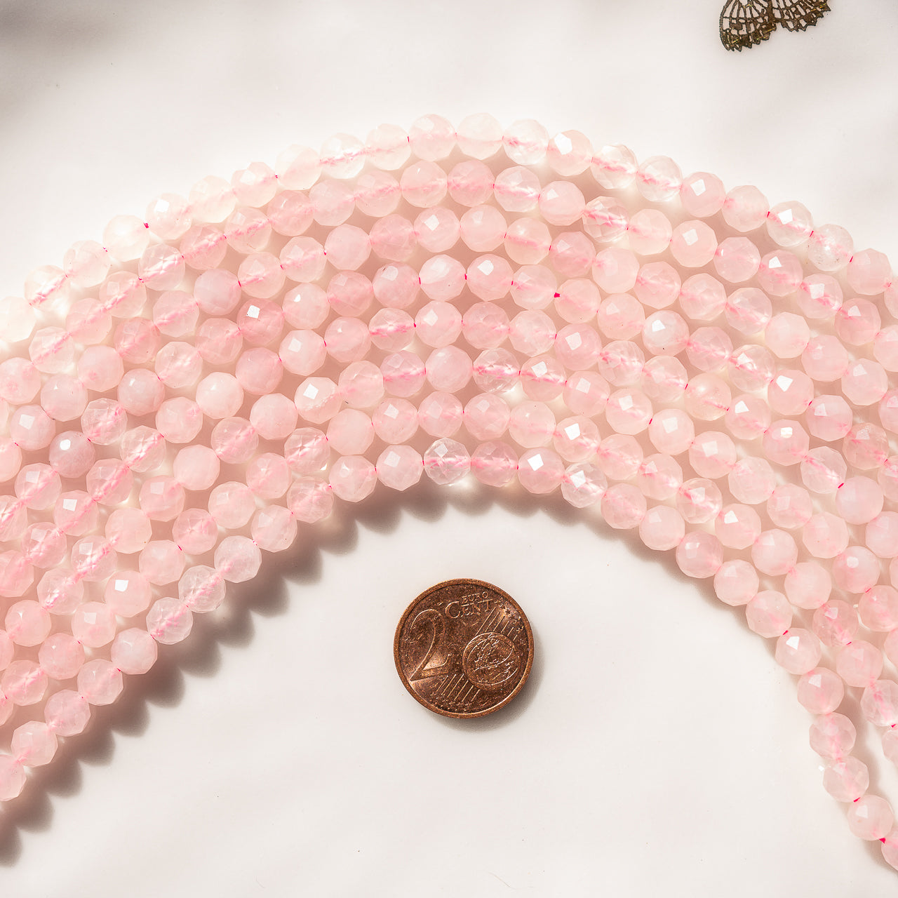 Perles rondes facettes de Quartz rose de 6 mm ( rang de env 60 perles )