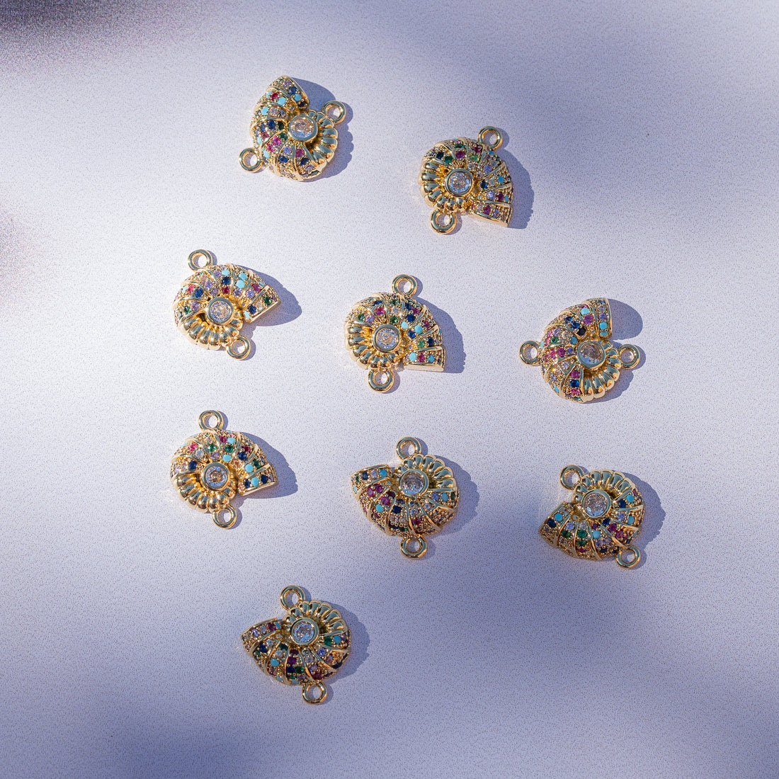 Connecteur coquillage en laiton plaqué or 18k et zirconium colorés de 15 mm ( à l&