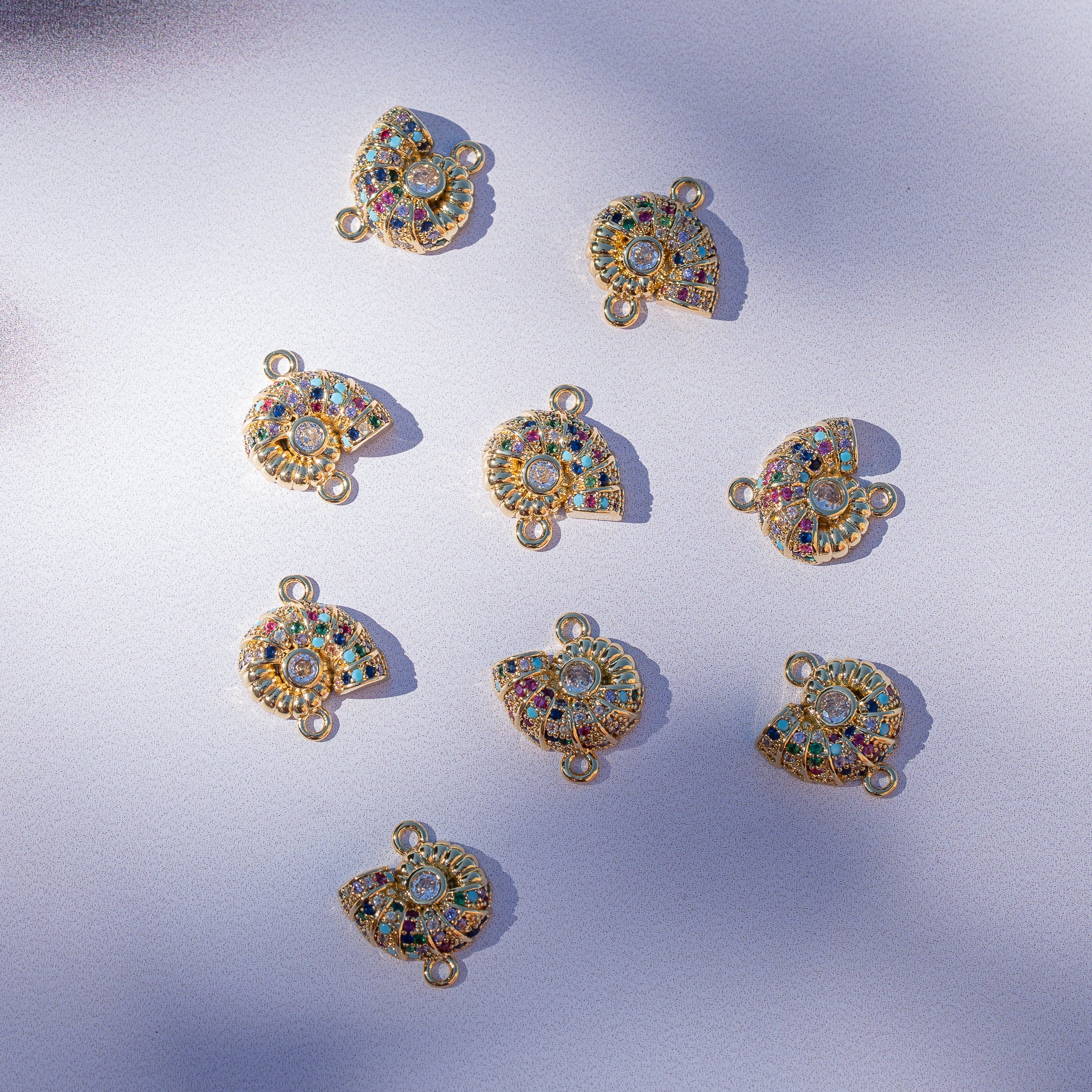 Connecteur coquillage en laiton plaqué or 18k et zirconium colorés de 15 mm ( à l&