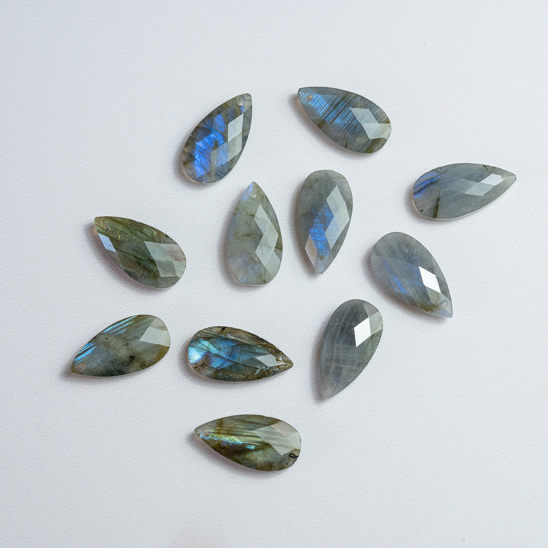 Adorables fins pendentifs facettes de Labradorite de 25 mm ( à l&