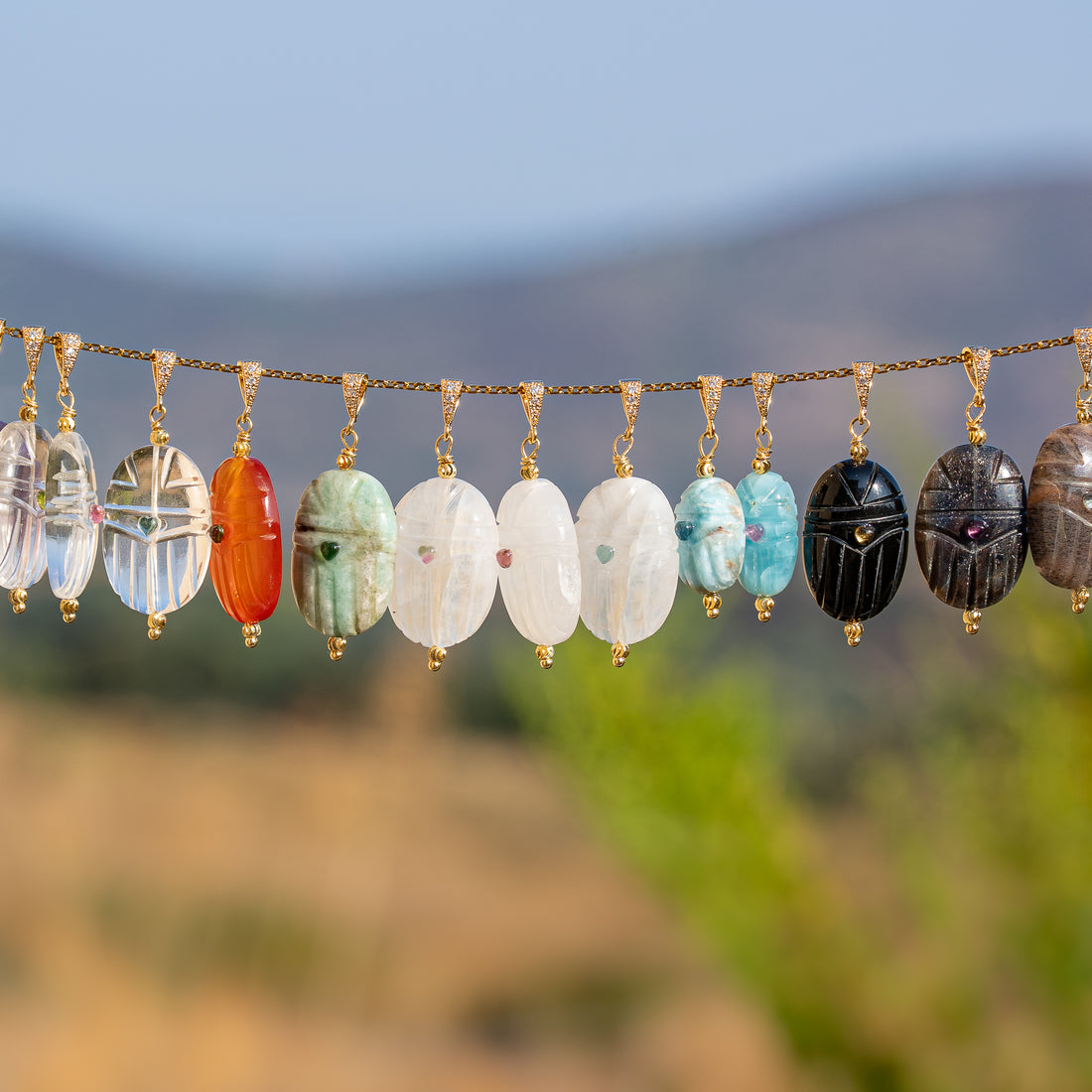 Les pendentifs &quot;Nidhih &quot; scarabées avec cabochons en Tourmaline au choix