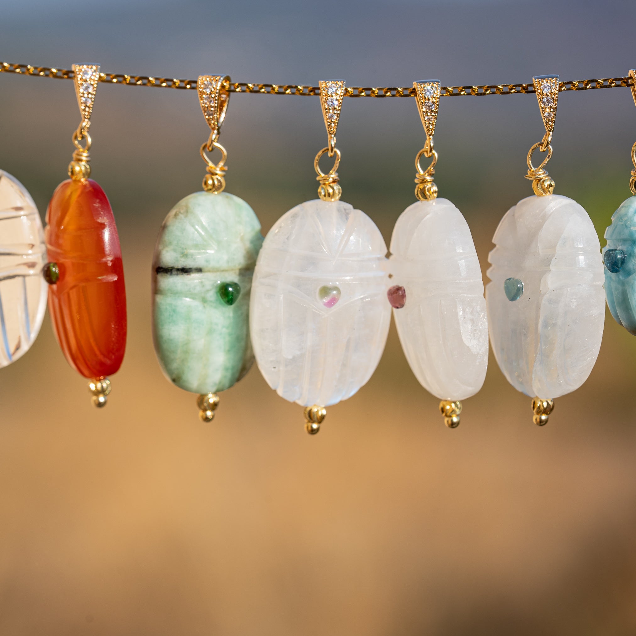 Les pendentifs &quot;Nidhih &quot; scarabées avec cabochons en Tourmaline au choix