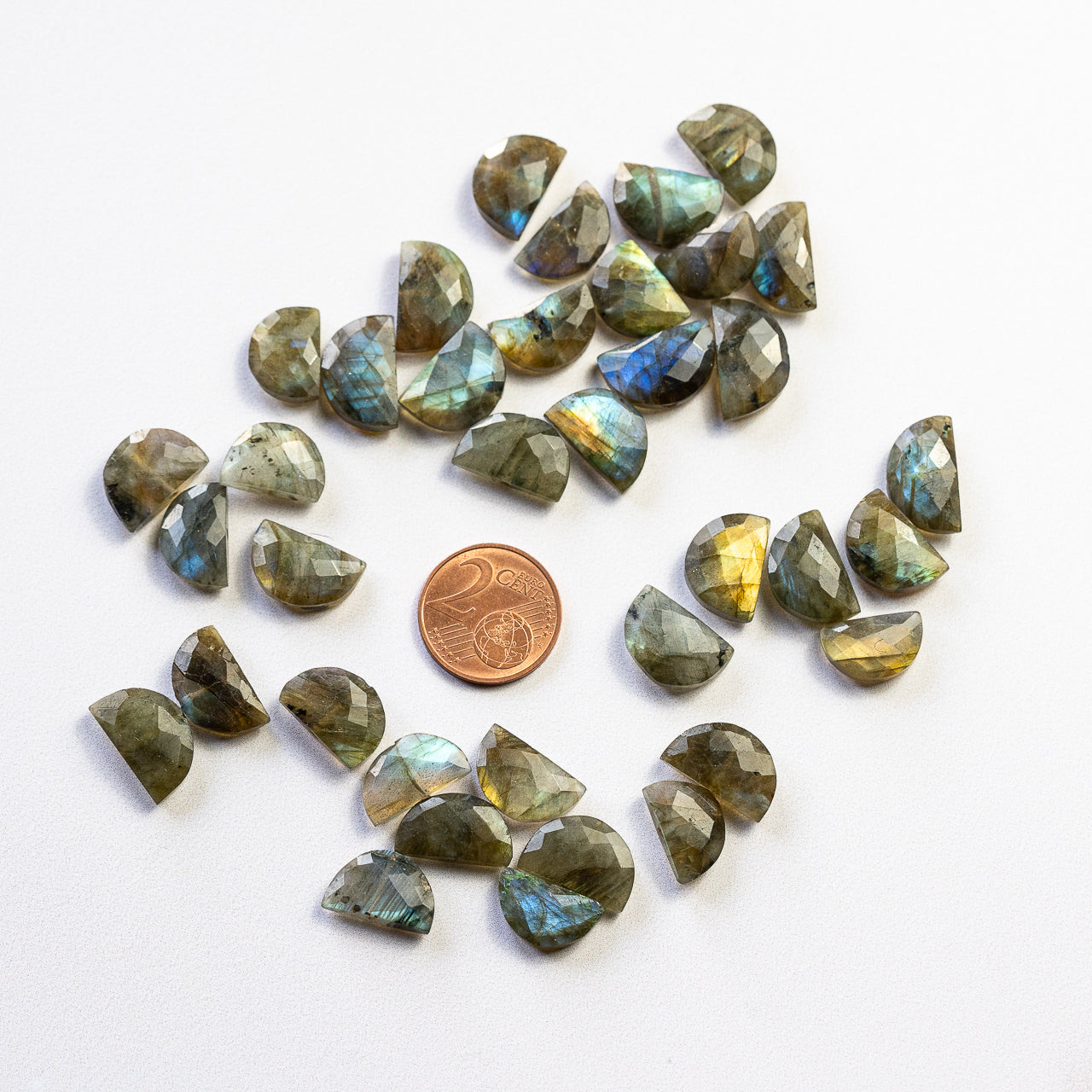 Perles demi-lunes facettes de Labradorite de env 18/20 mm ( lot de 2 perles )