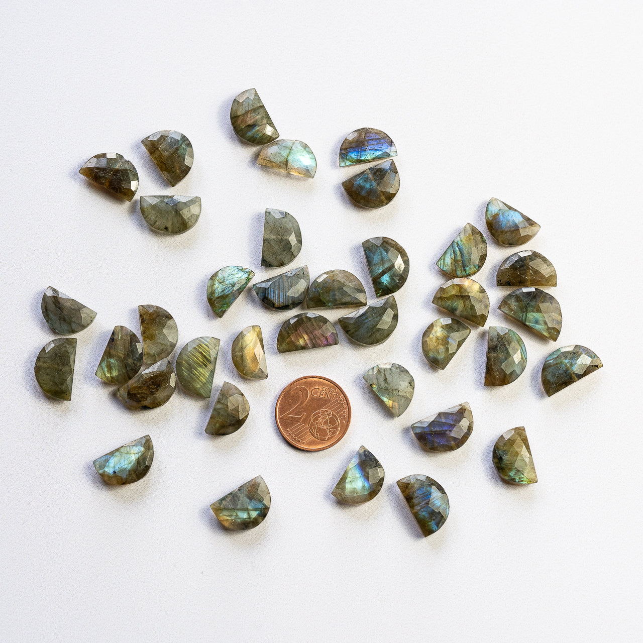 Perles demi-lunes facettes de Labradorite de env 18/20 mm ( lot de 2 perles )